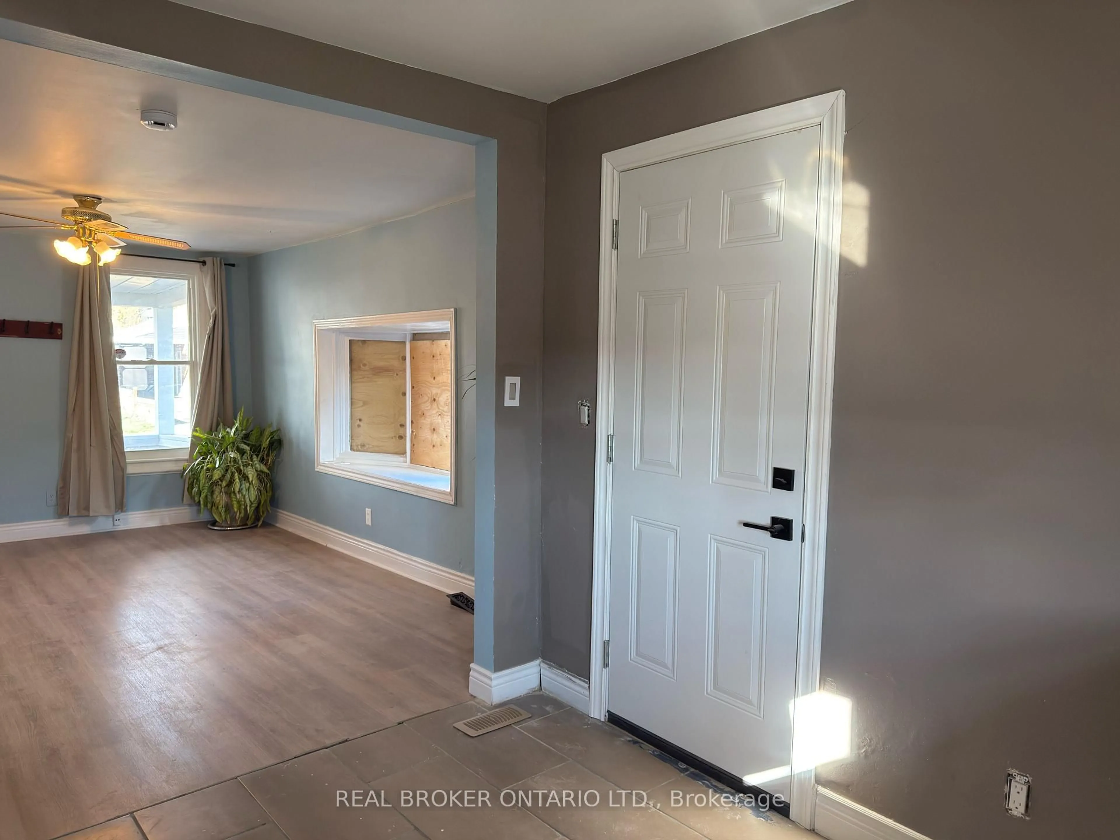 Indoor entryway for 82 Page St, St. Catharines Ontario L2R 4A9