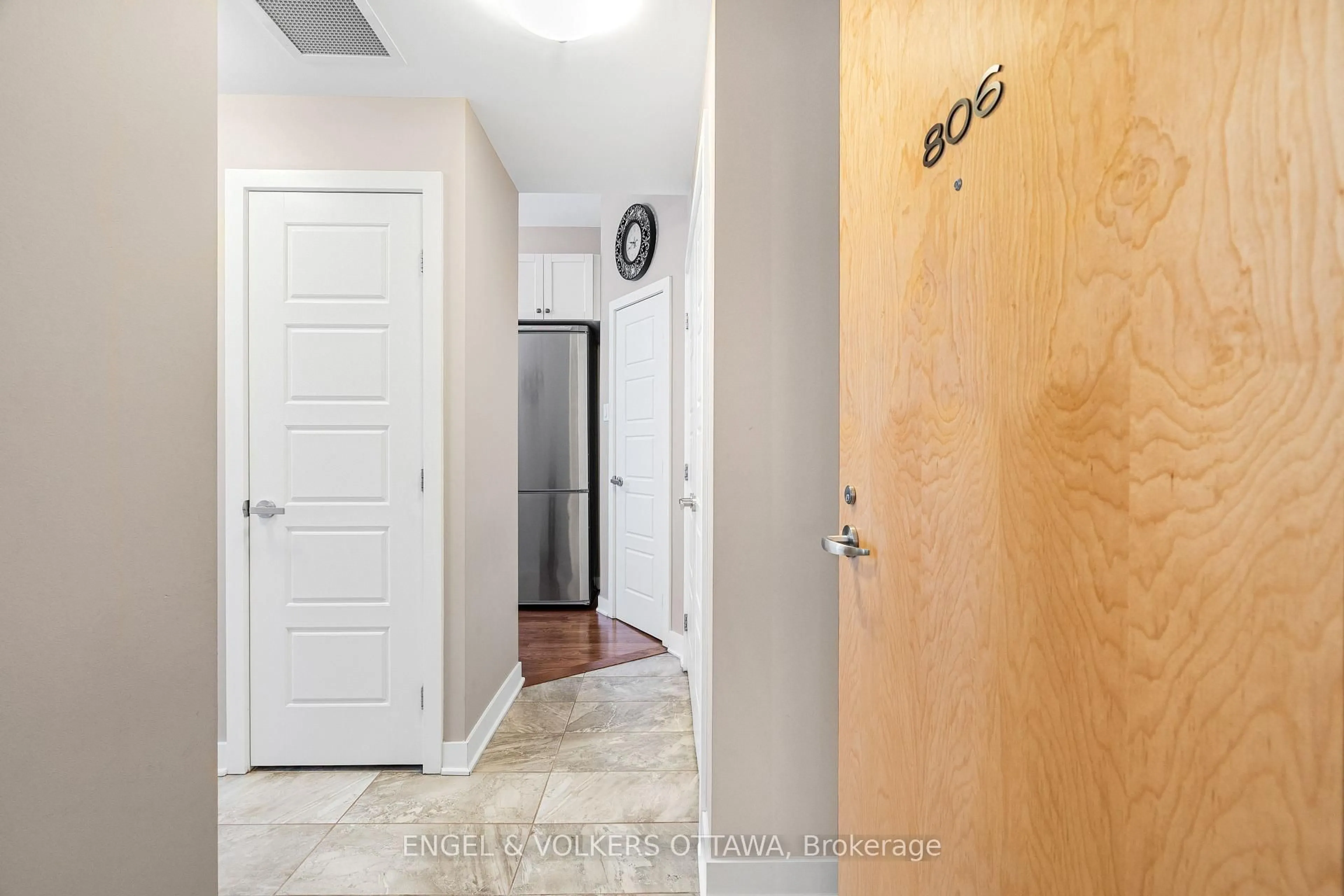 Indoor entryway for 300C Lett St #806, Ottawa Ontario K1R 0B8