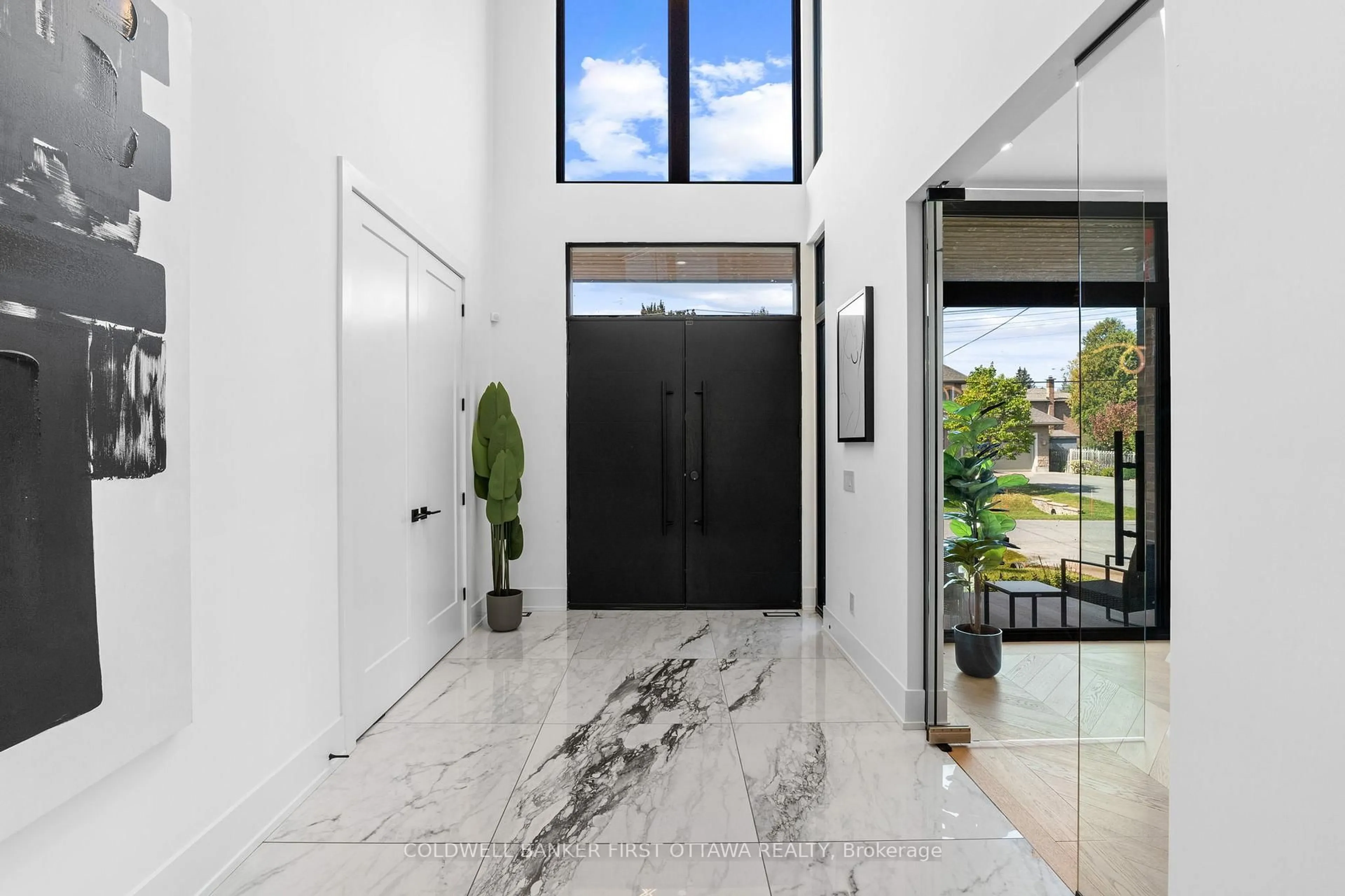 Indoor entryway for 1124 Normandy Cres, Ottawa Ontario K2E 5A4