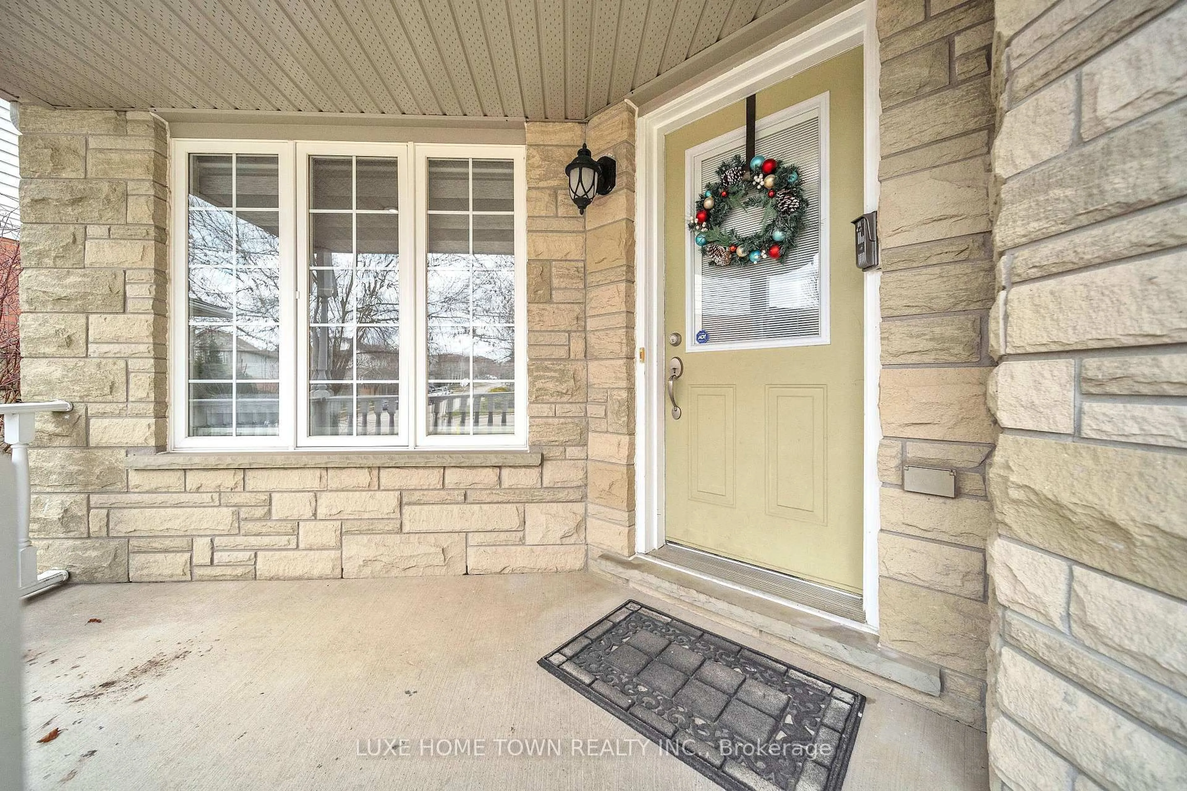 Indoor entryway for 130 Adler Dr, Cambridge Ontario L9T 3W5