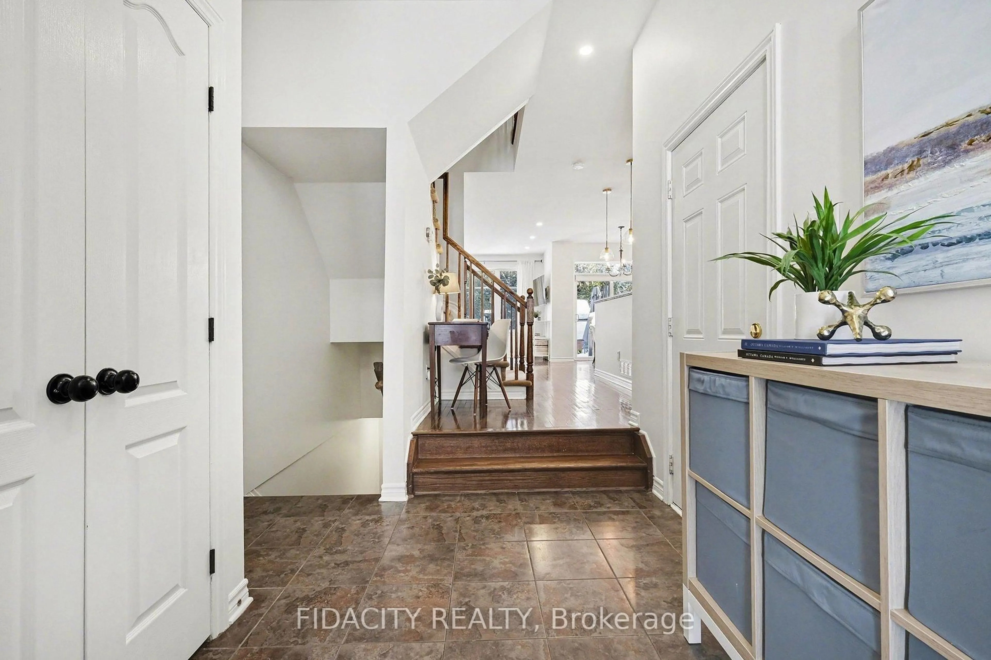 Indoor entryway for 291 Horseshoe Cres, Ottawa Ontario K2S 0B7