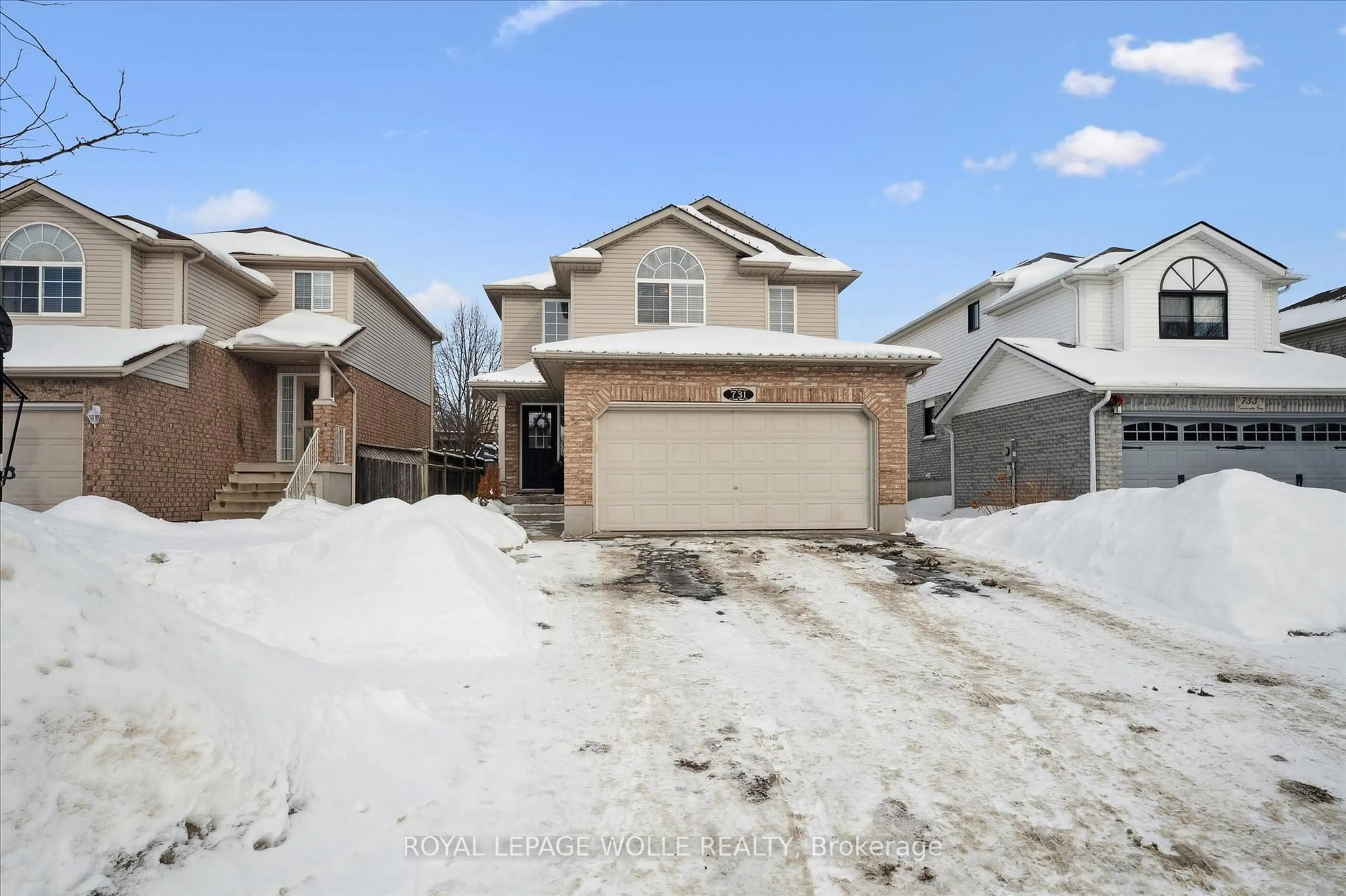 A pic from outside/outdoor area/front of a property/back of a property/a pic from drone, street for 731 Breakwater Cres, Waterloo Ontario N2K 4H8