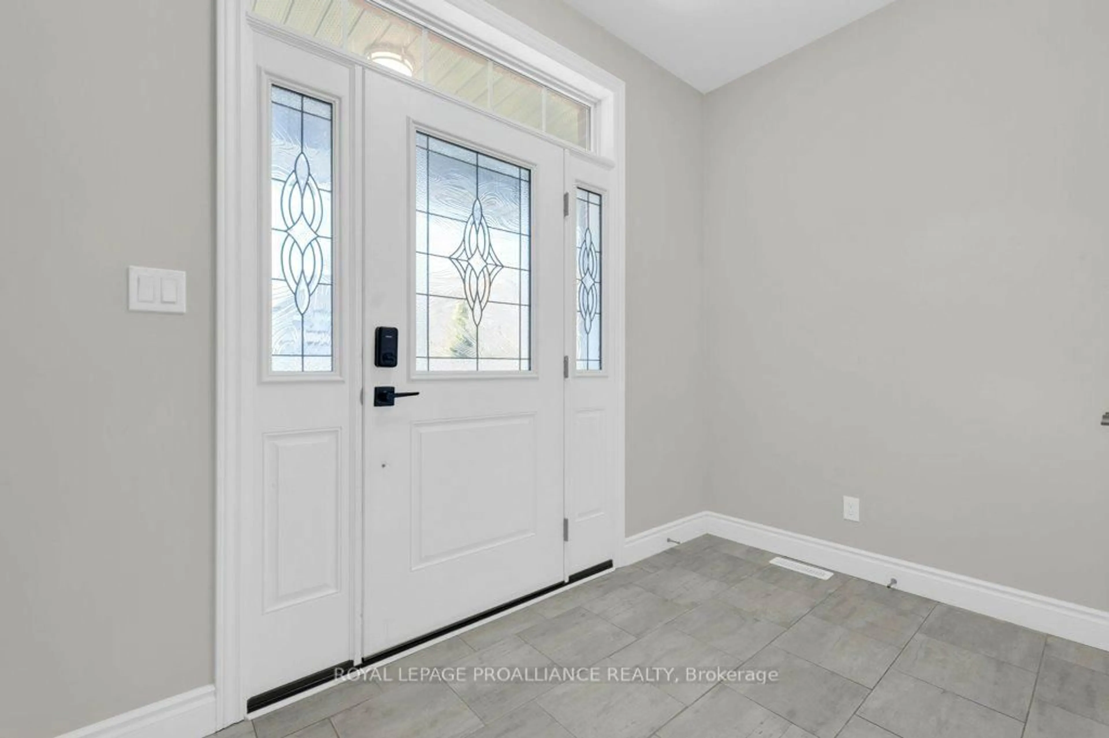 Indoor entryway for 108 Ledgerock Crt, Quinte West Ontario K8R 0A1