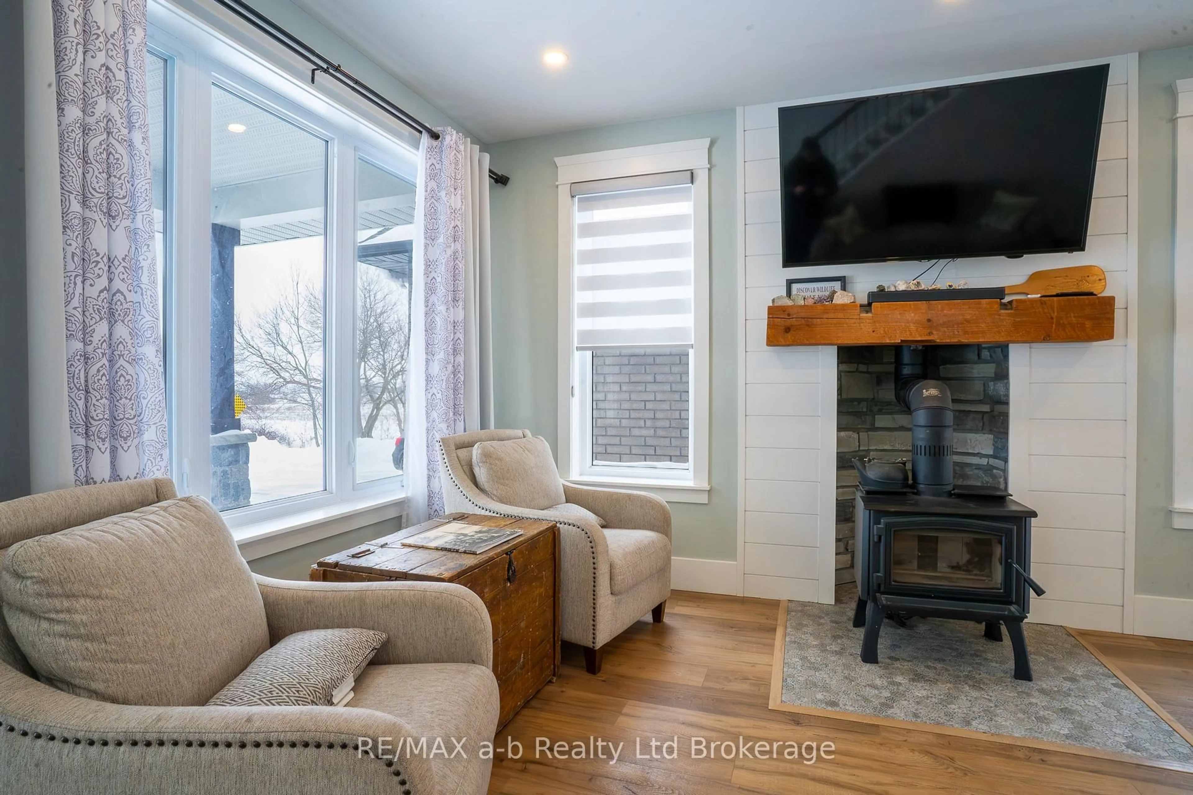 Living room with furniture, unknown for 82 SUNVIEW Dr, Norwich Ontario N0J 1P0