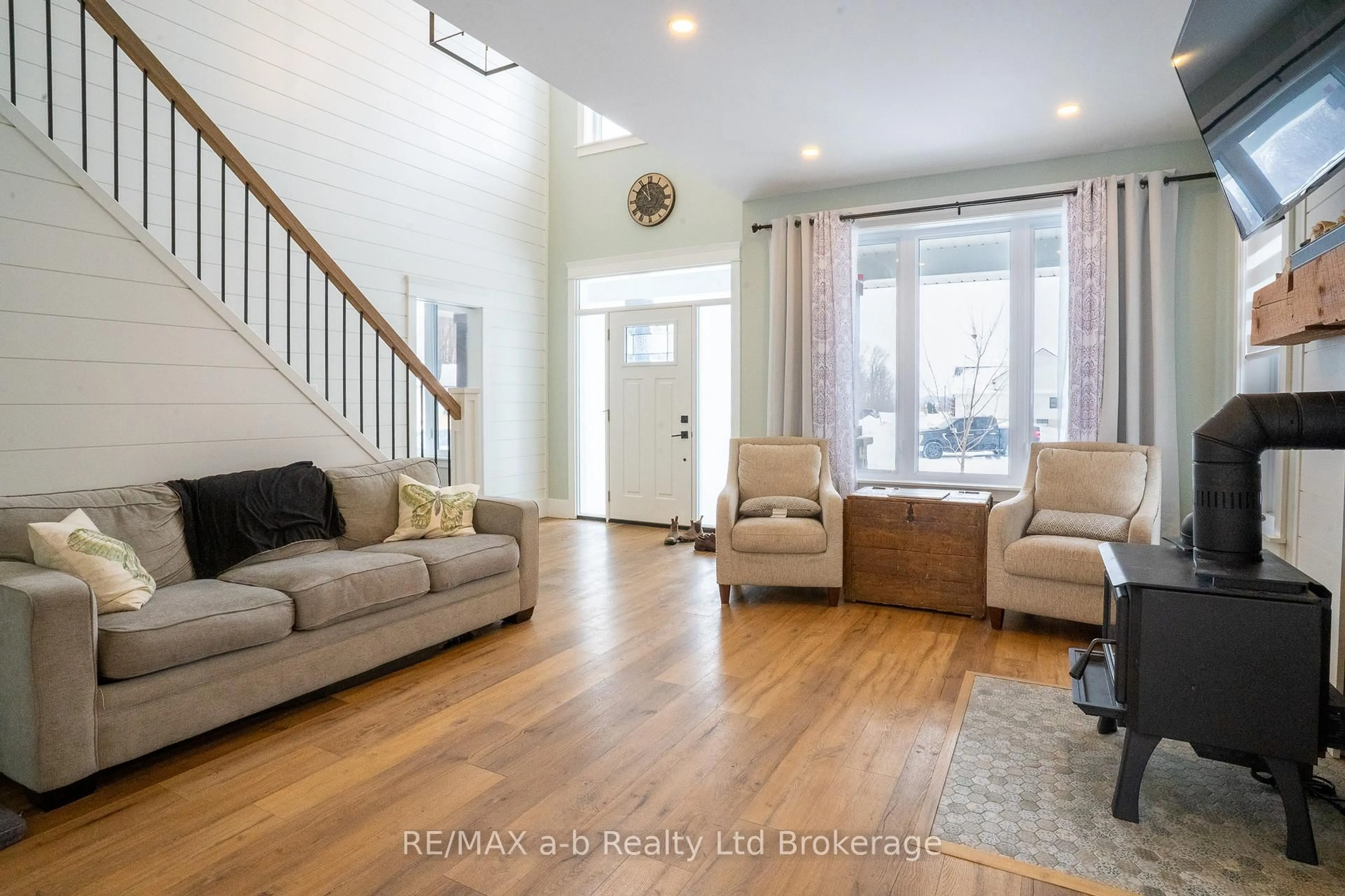 Living room with furniture, unknown for 82 SUNVIEW Dr, Norwich Ontario N0J 1P0