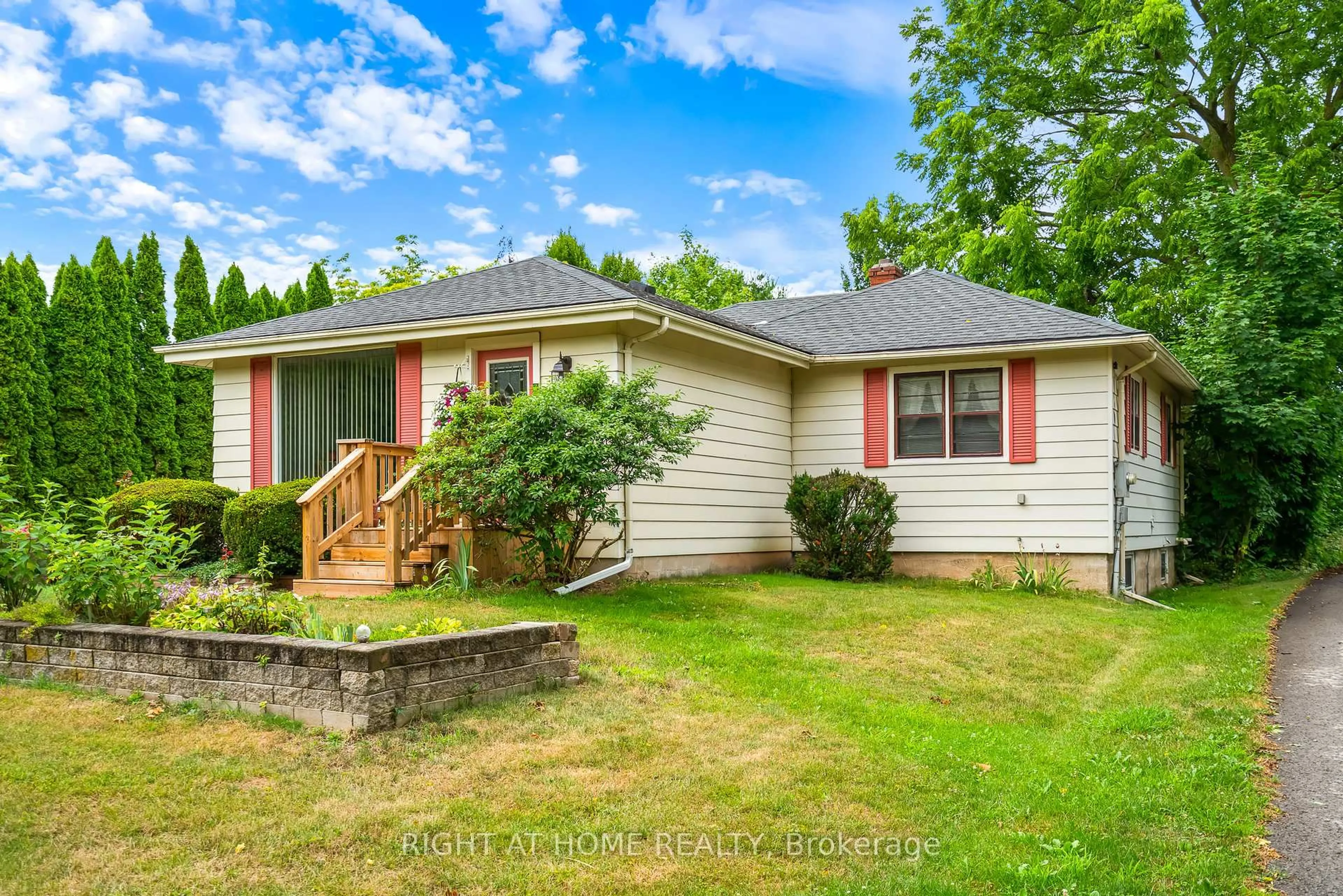 Home with vinyl exterior material, unknown for 15756 Niagara Pkwy, Niagara-on-the-Lake Ontario L0S 1J0