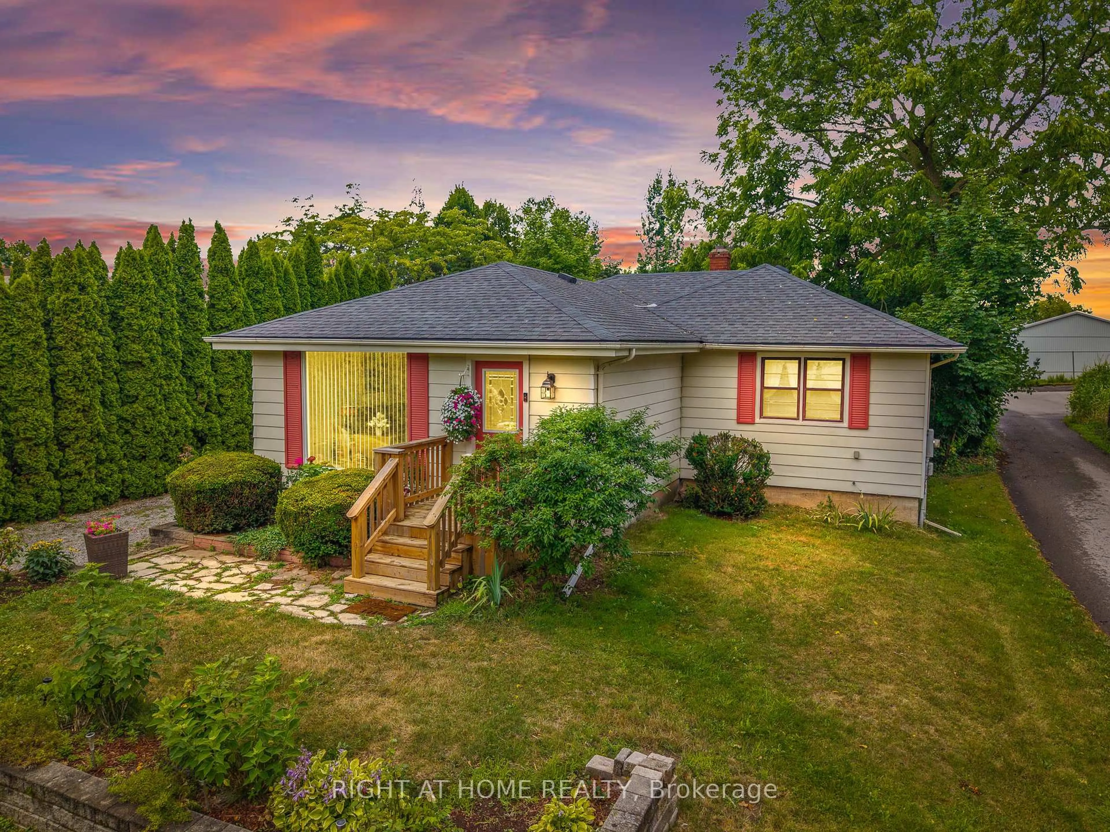 A pic from outside/outdoor area/front of a property/back of a property/a pic from drone, unknown for 15756 Niagara Pkwy, Niagara-on-the-Lake Ontario L0S 1J0