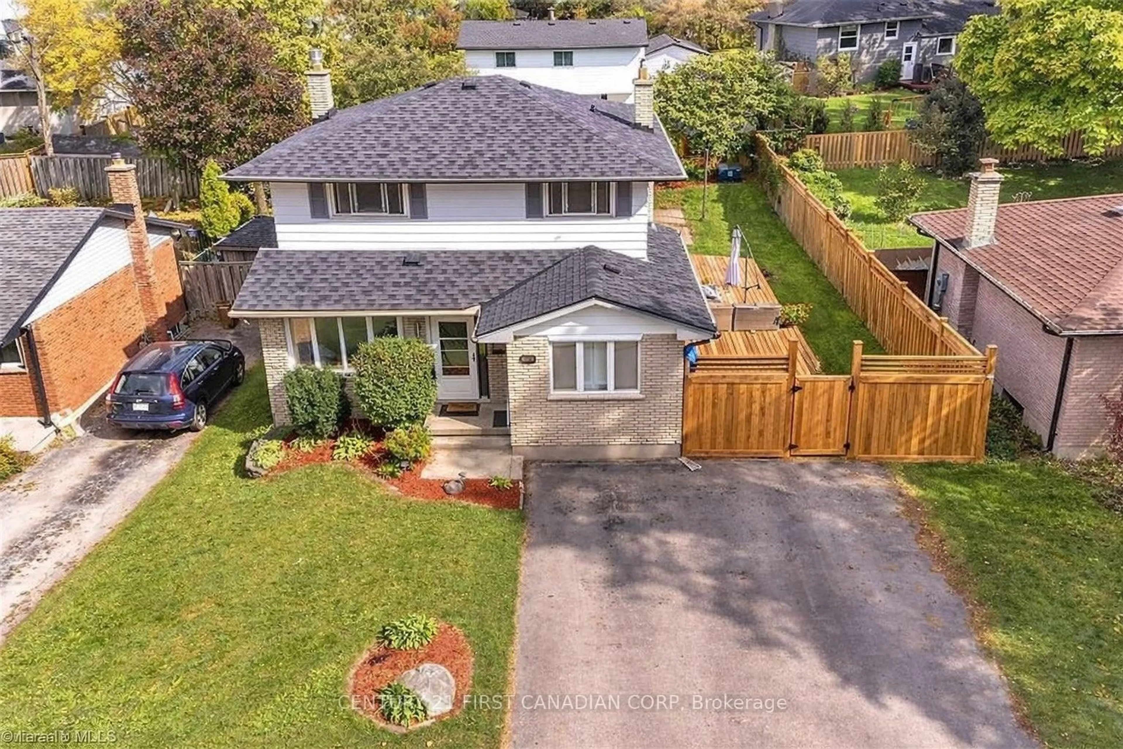 A pic from outside/outdoor area/front of a property/back of a property/a pic from drone, street for 696 GRIFFITH St, London South Ontario N6K 2W4