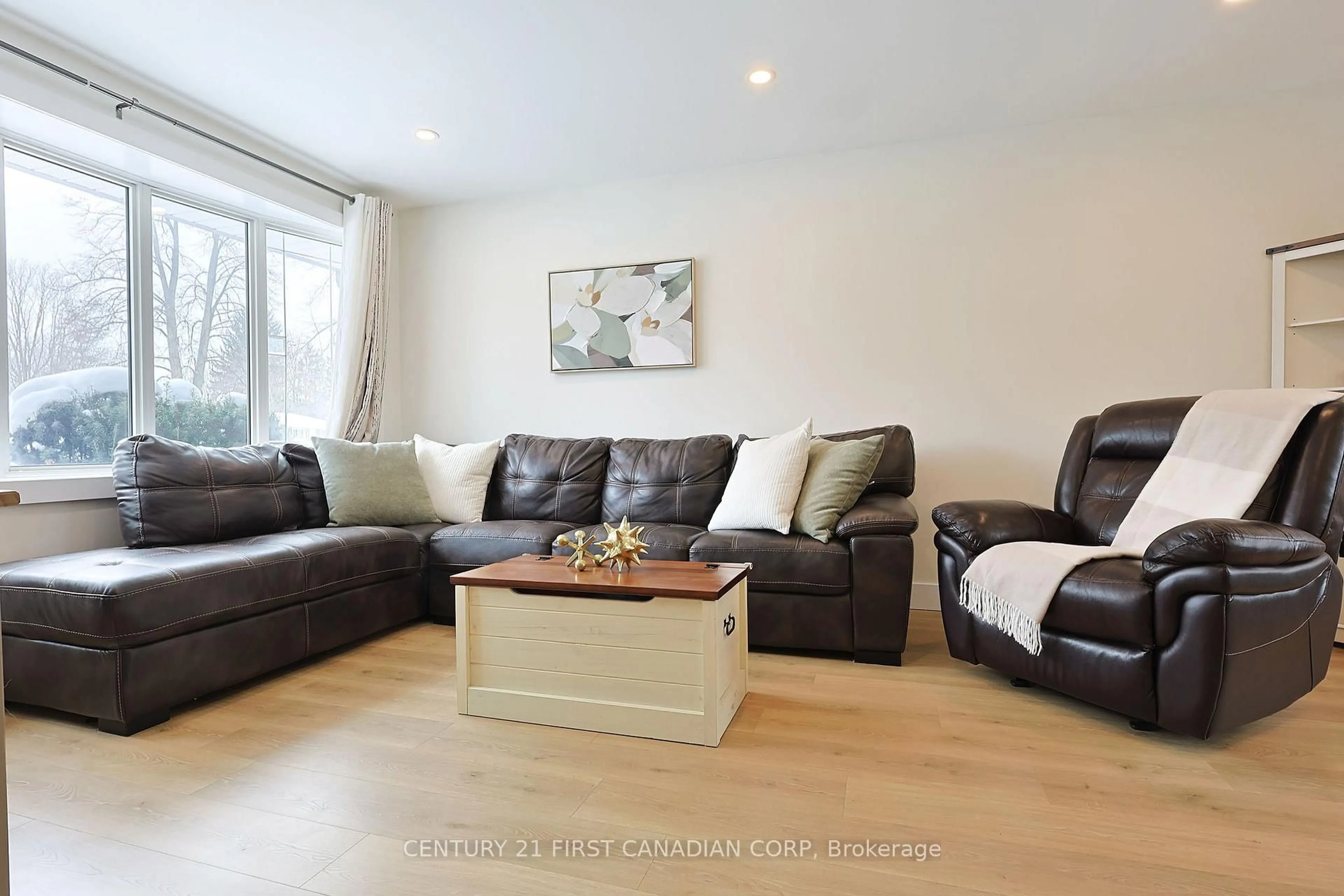 Living room with furniture, wood/laminate floor for 696 GRIFFITH St, London South Ontario N6K 2W4