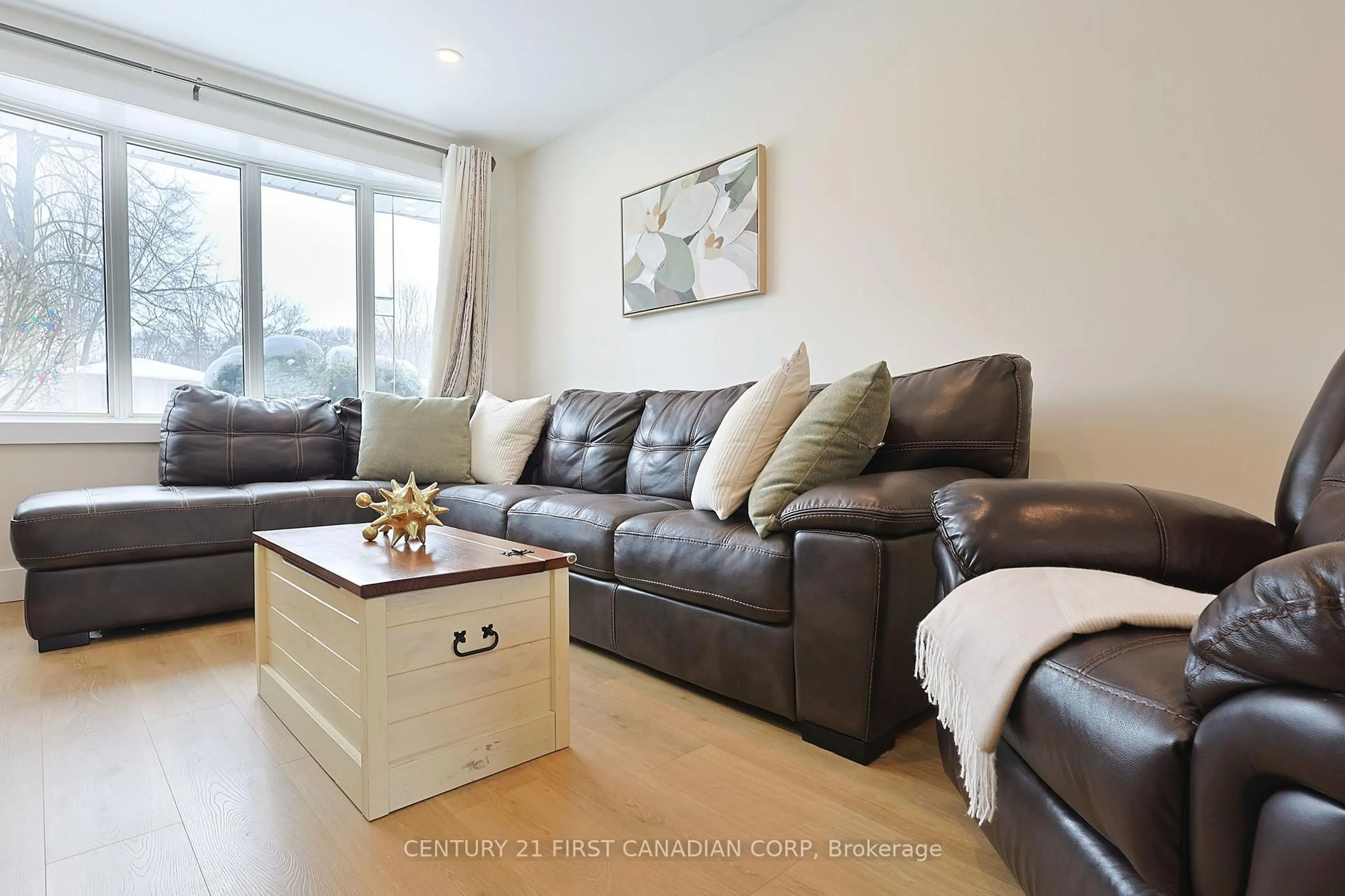 Living room with furniture, wood/laminate floor for 696 GRIFFITH St, London South Ontario N6K 2W4