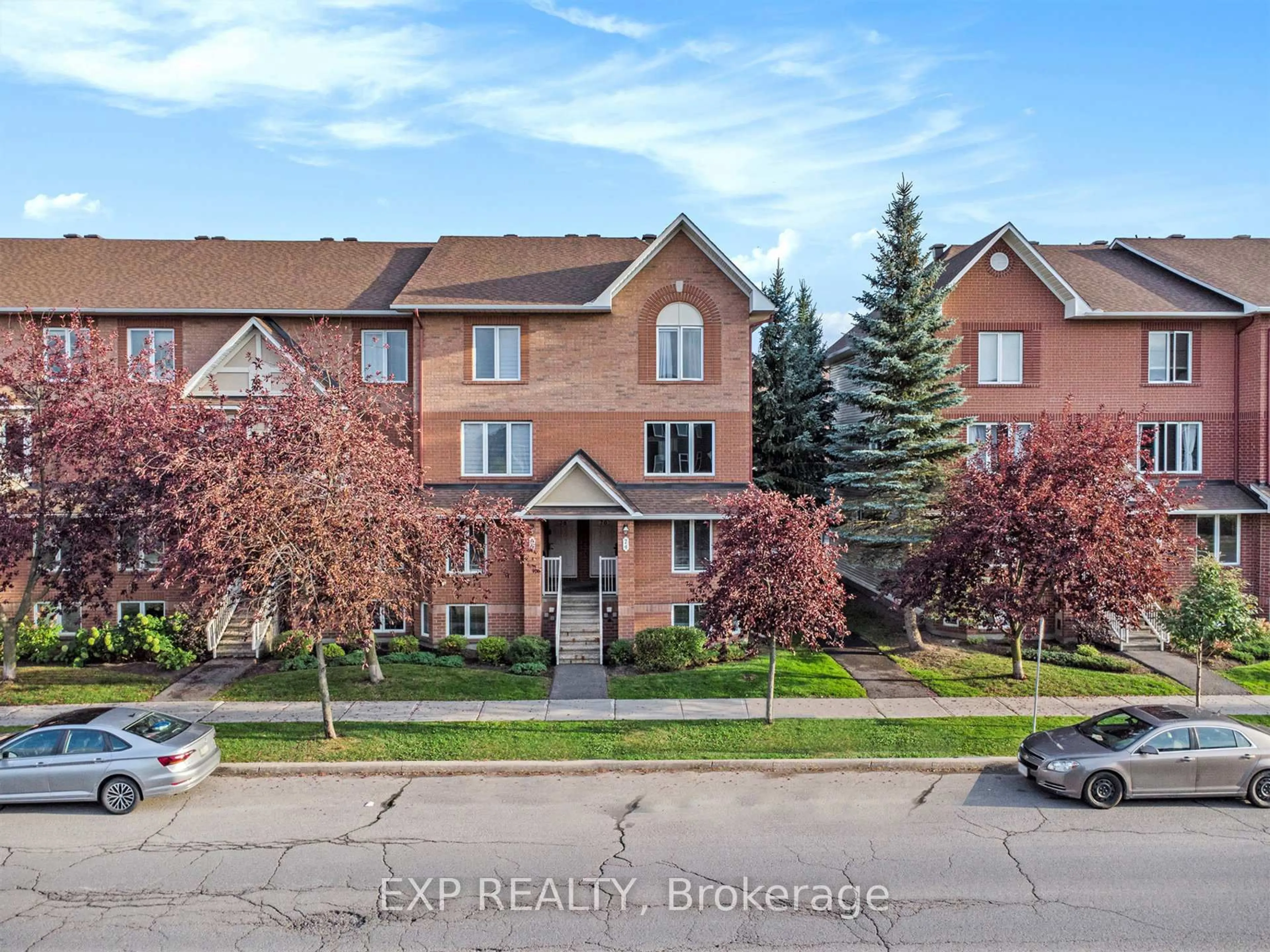 A pic from outside/outdoor area/front of a property/back of a property/a pic from drone, street for 74 Lakepointe Dr, Ottawa Ontario K4A 5E5