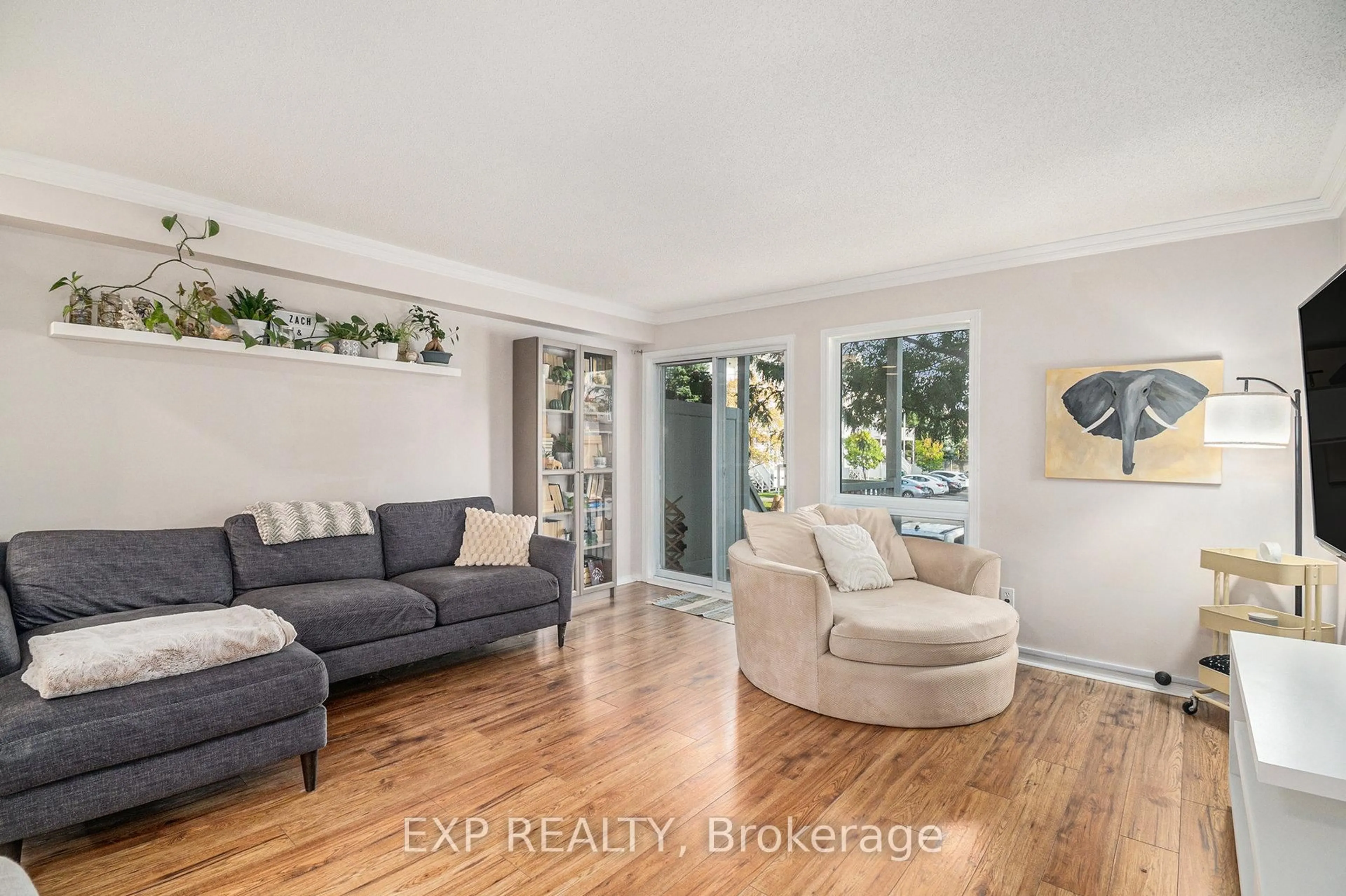 Living room with furniture, unknown for 74 Lakepointe Dr, Ottawa Ontario K4A 5E5