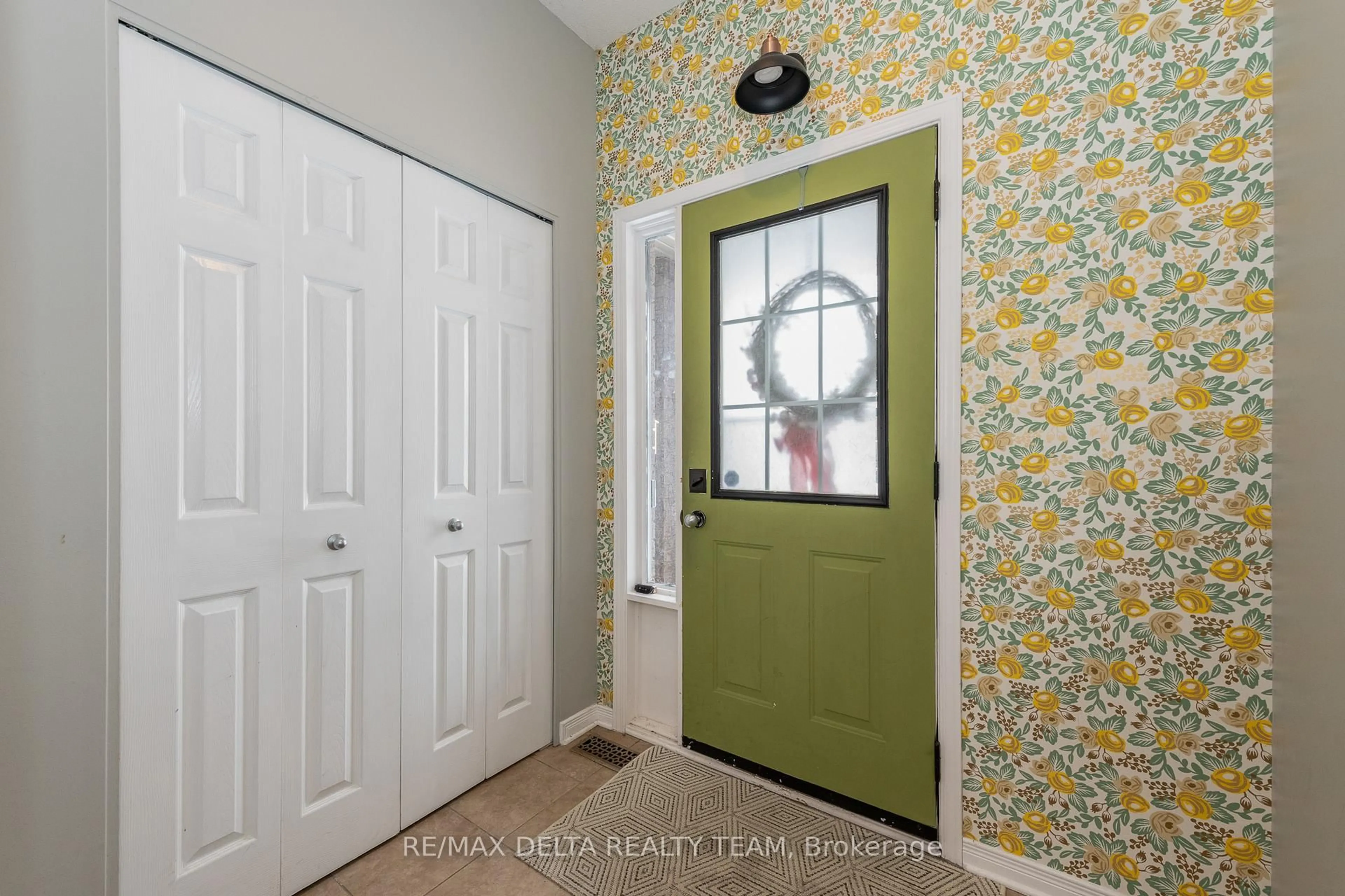 Indoor entryway for 152 LUDLOWE St, Ottawa Ontario K4A 5C7