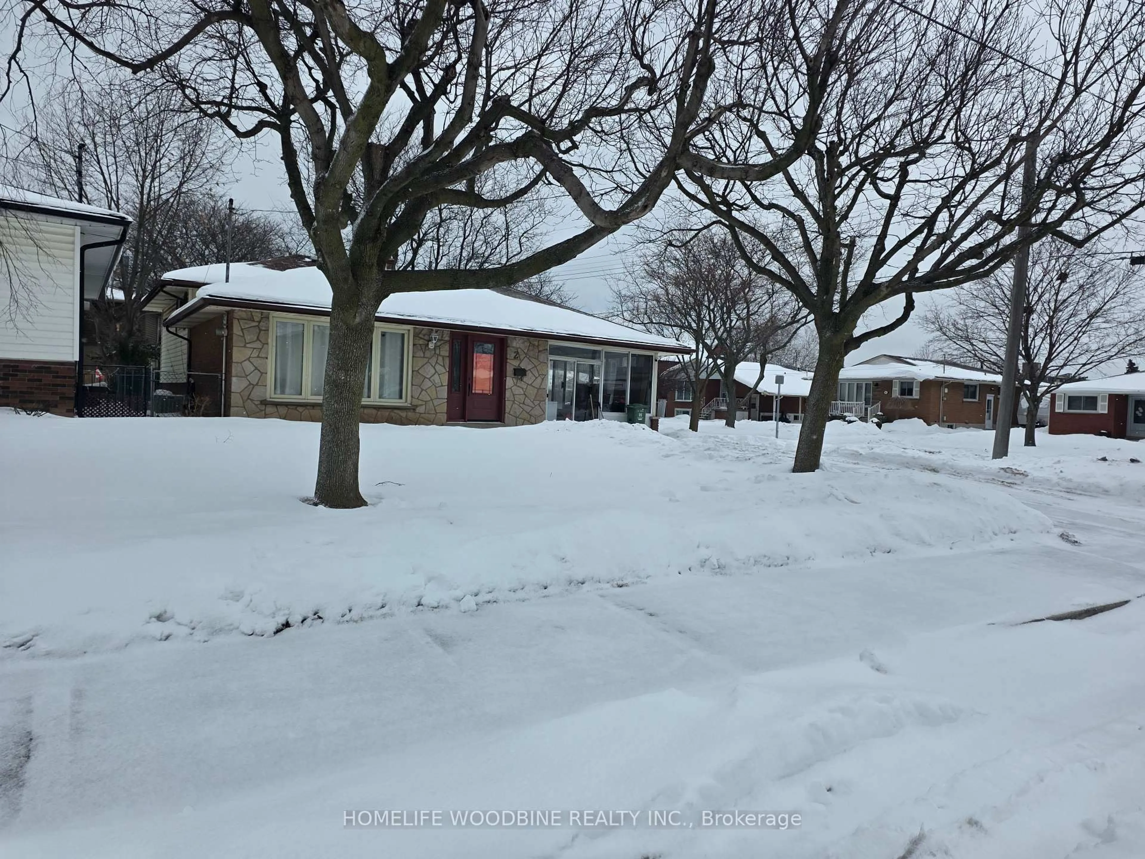 A pic from outside/outdoor area/front of a property/back of a property/a pic from drone, street for 2 Rideau Cres, Hamilton Ontario L8T 2S9