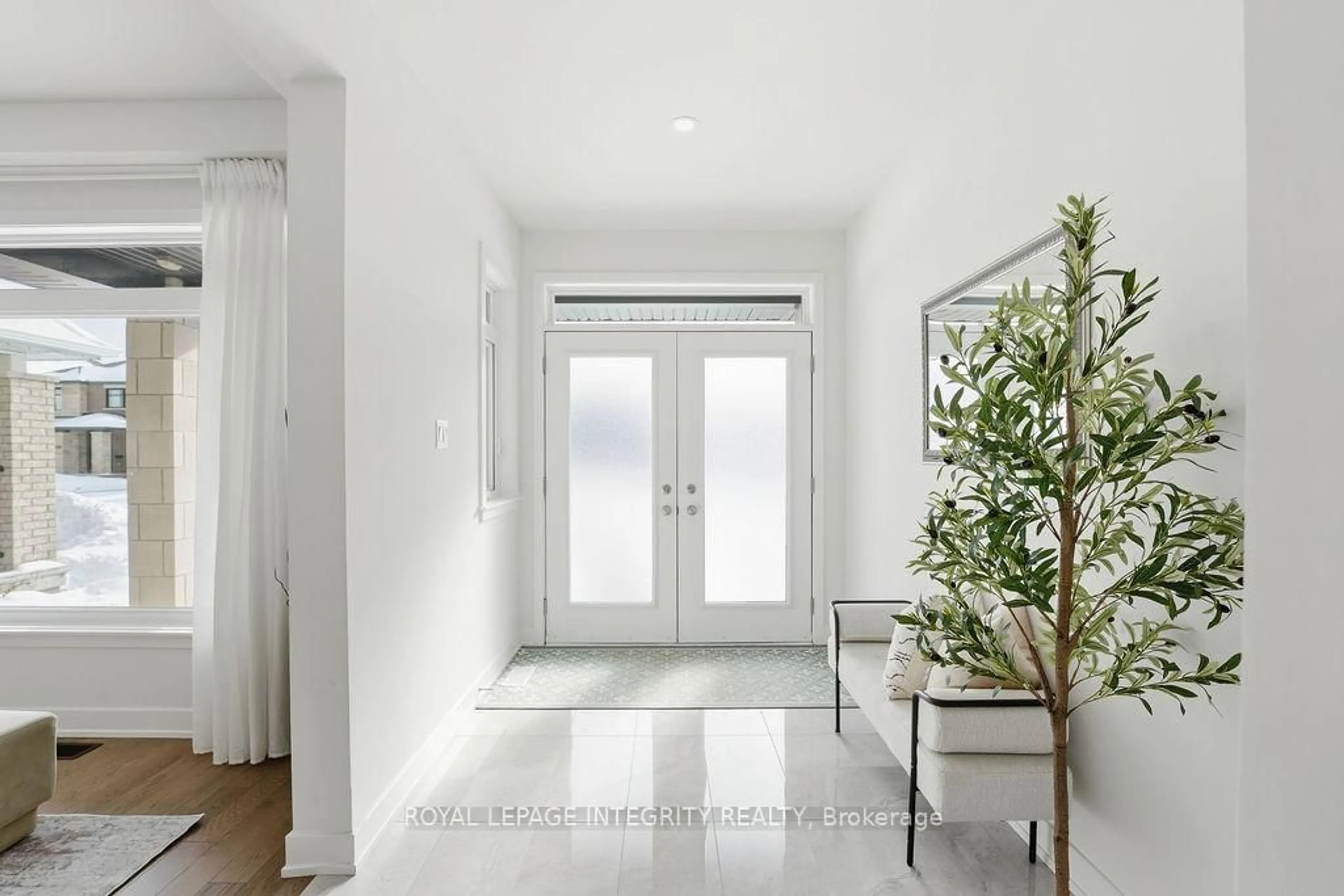 Indoor entryway for 207 Osterley Way, Ottawa Ontario K2S 2N6