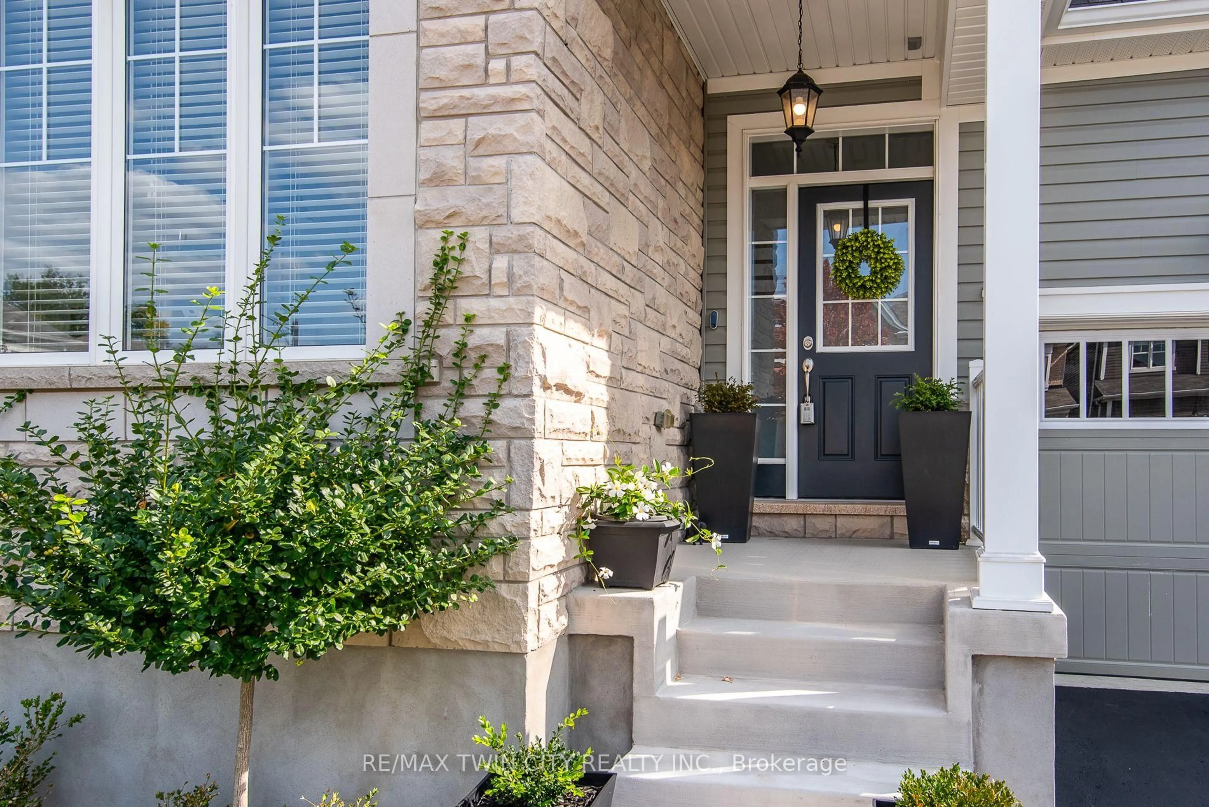 Indoor entryway for 232 Shady Glen Cres, Kitchener Ontario N2R 1P6