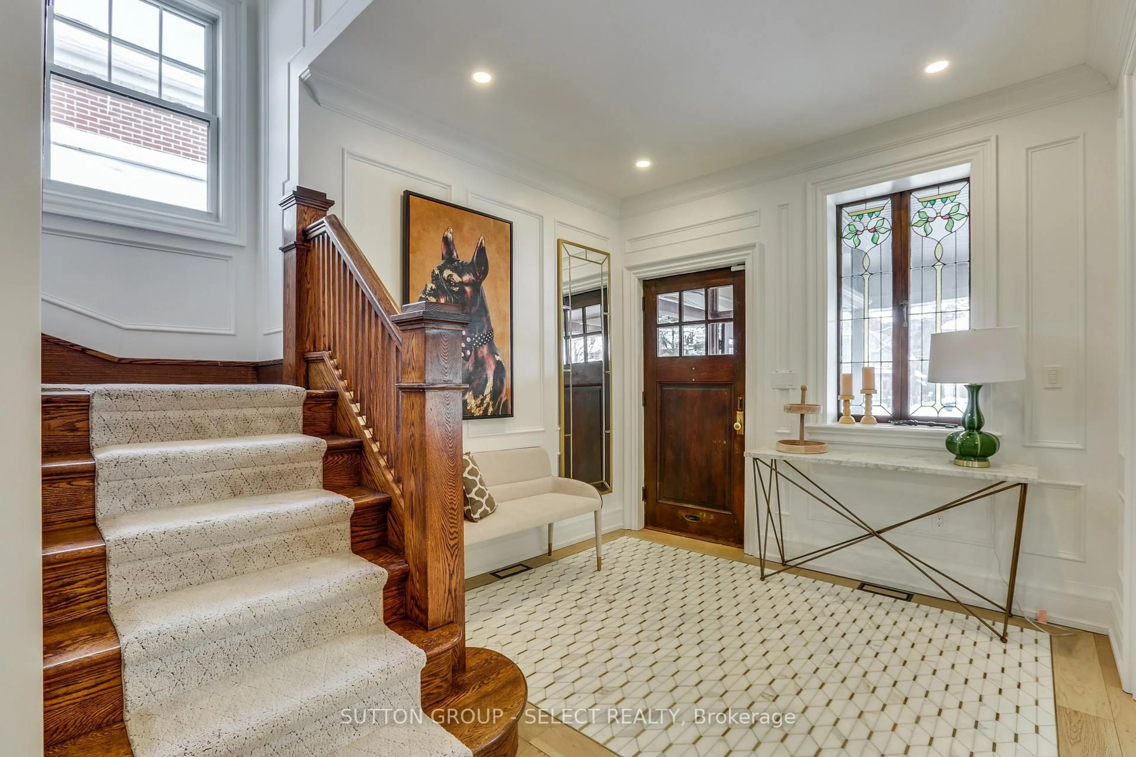 Indoor entryway for 562 Dufferin Ave, London East Ontario N6B 2A4