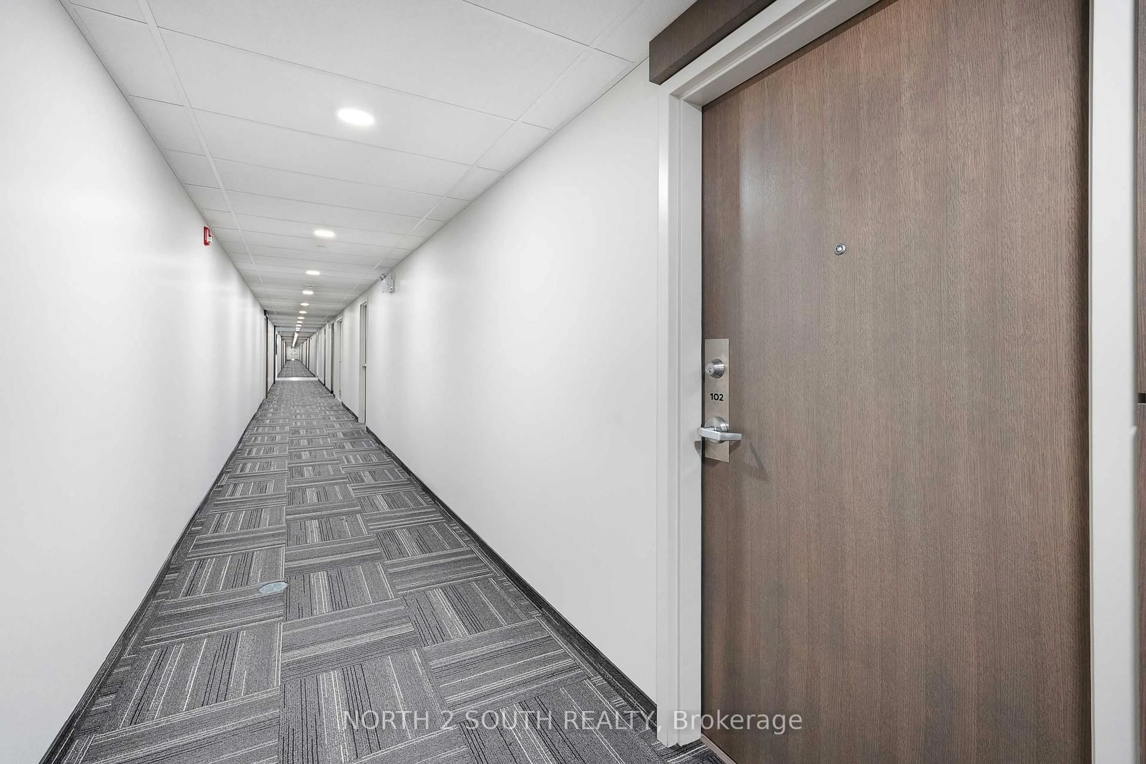 Indoor foyer for 2550 Sandwich West Pkwy #102, LaSalle Ontario N9H 0N4