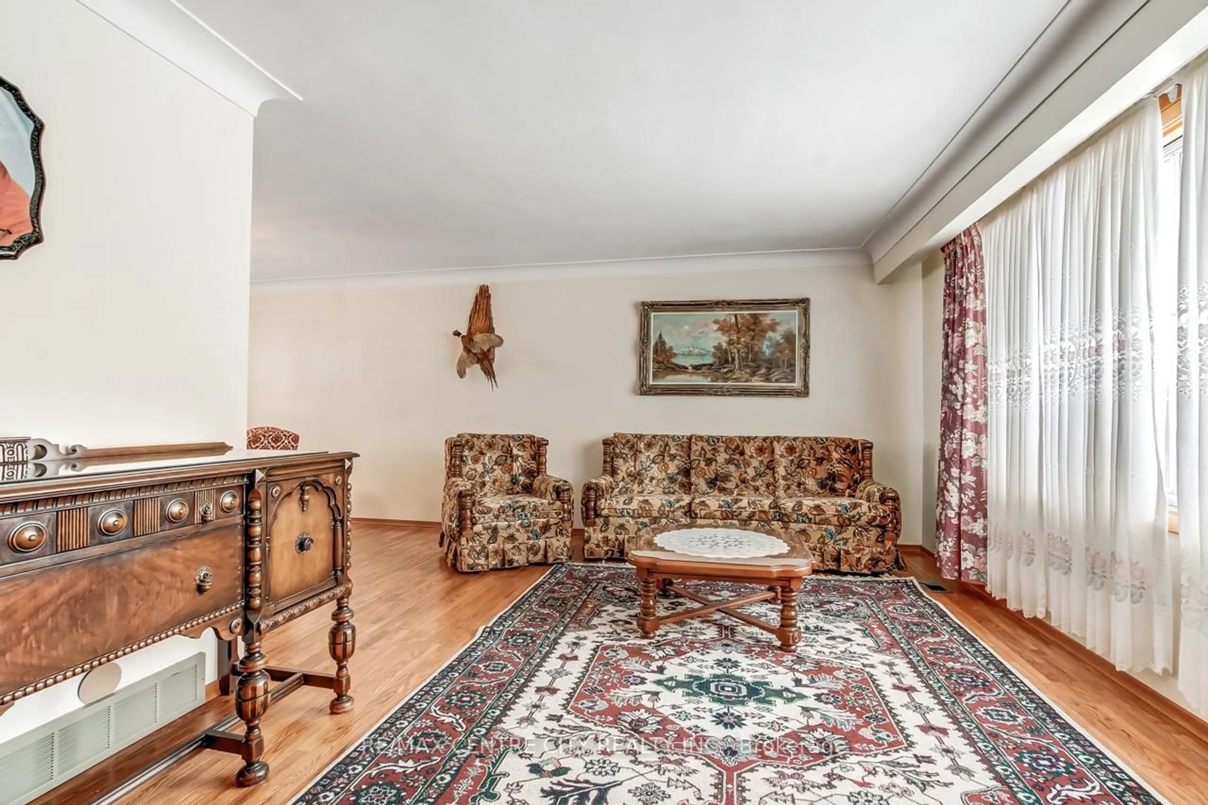 Living room with furniture, unknown for 18 Porter Pl, St. Thomas Ontario N5R 5L5