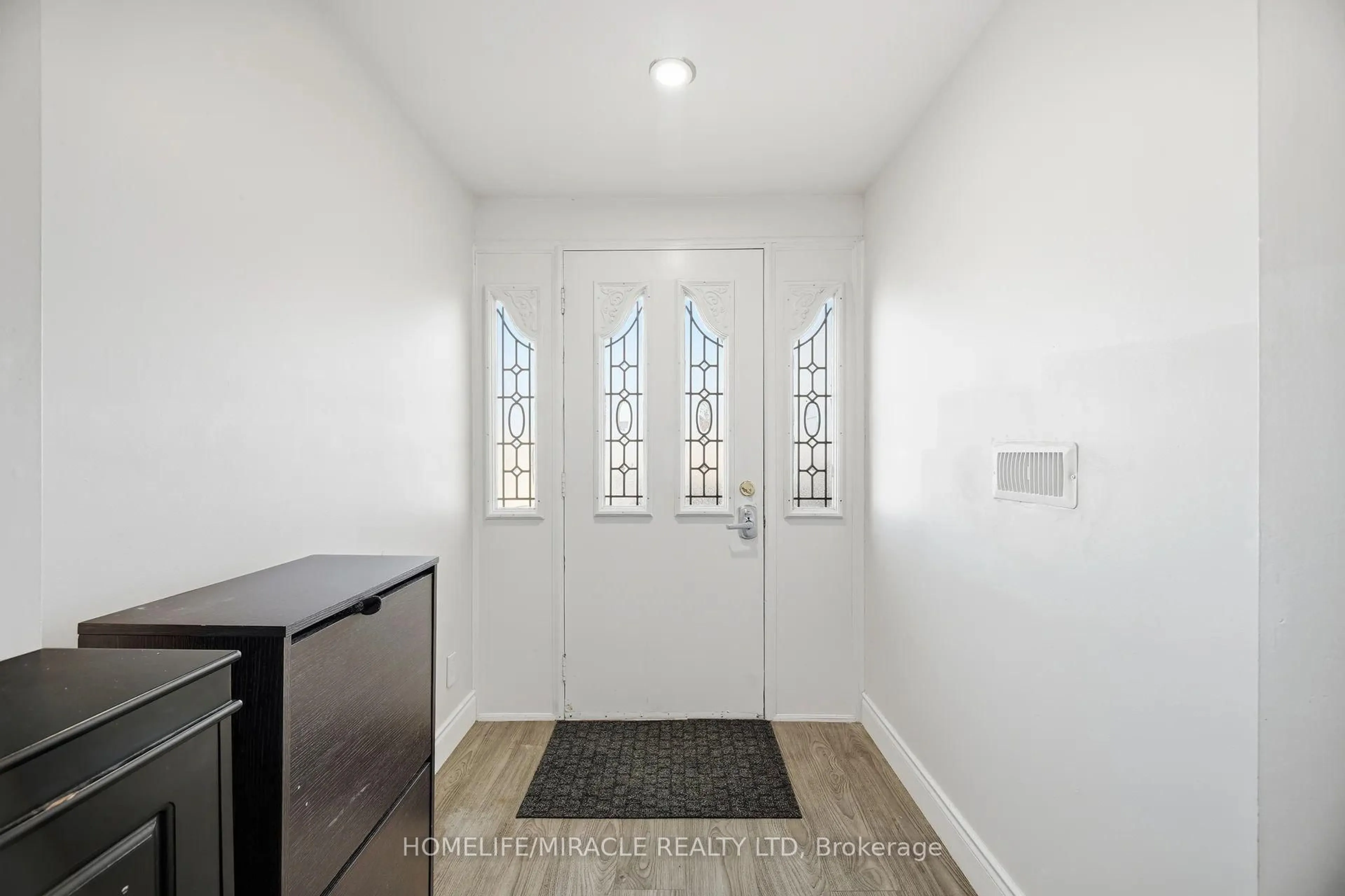 Indoor entryway for 290 Lincoln Rd, Waterloo Ontario N2J 2P5