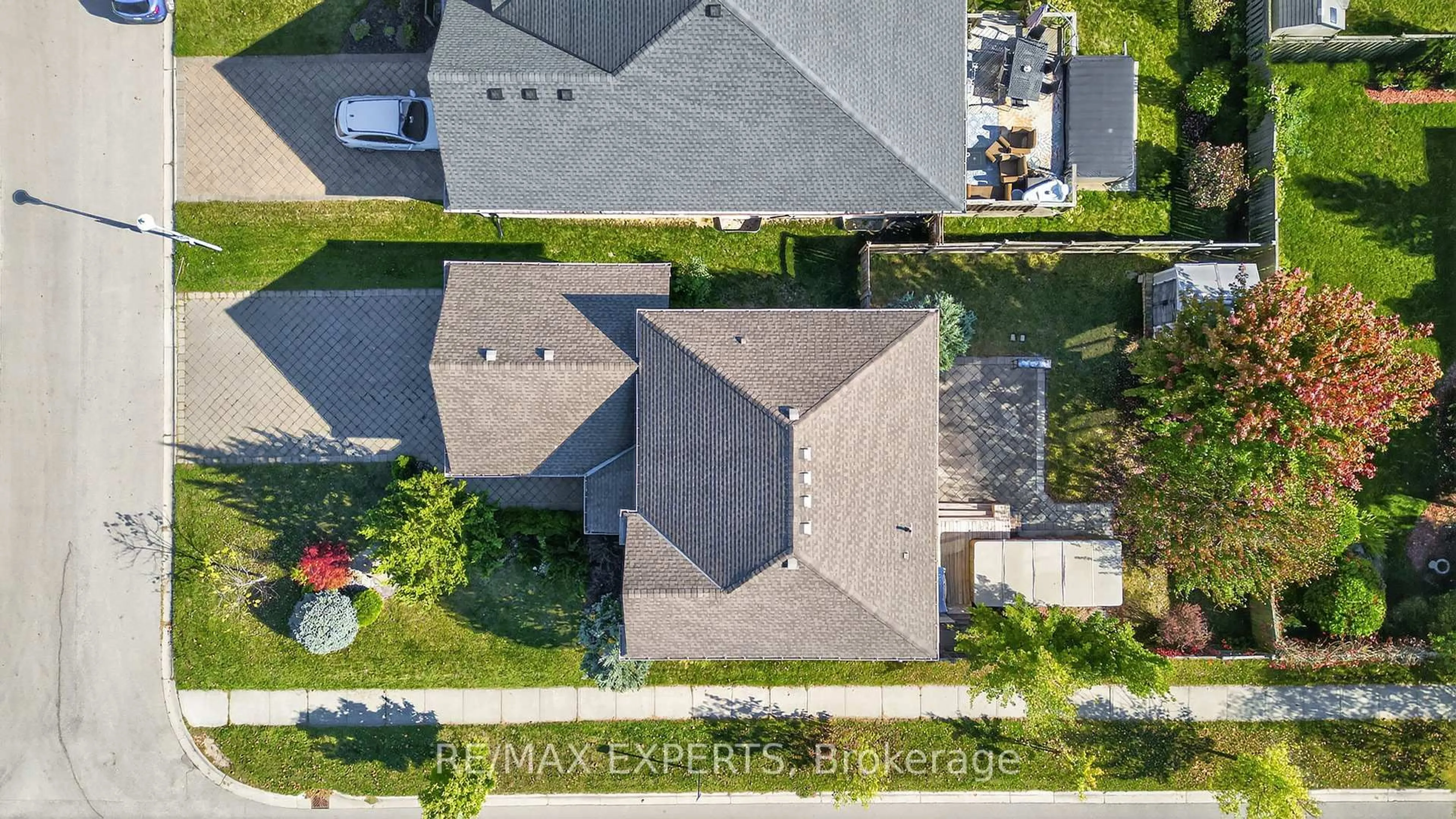 A pic from outside/outdoor area/front of a property/back of a property/a pic from drone, street for 936 Talisman Cres, London South Ontario N6K 0B7