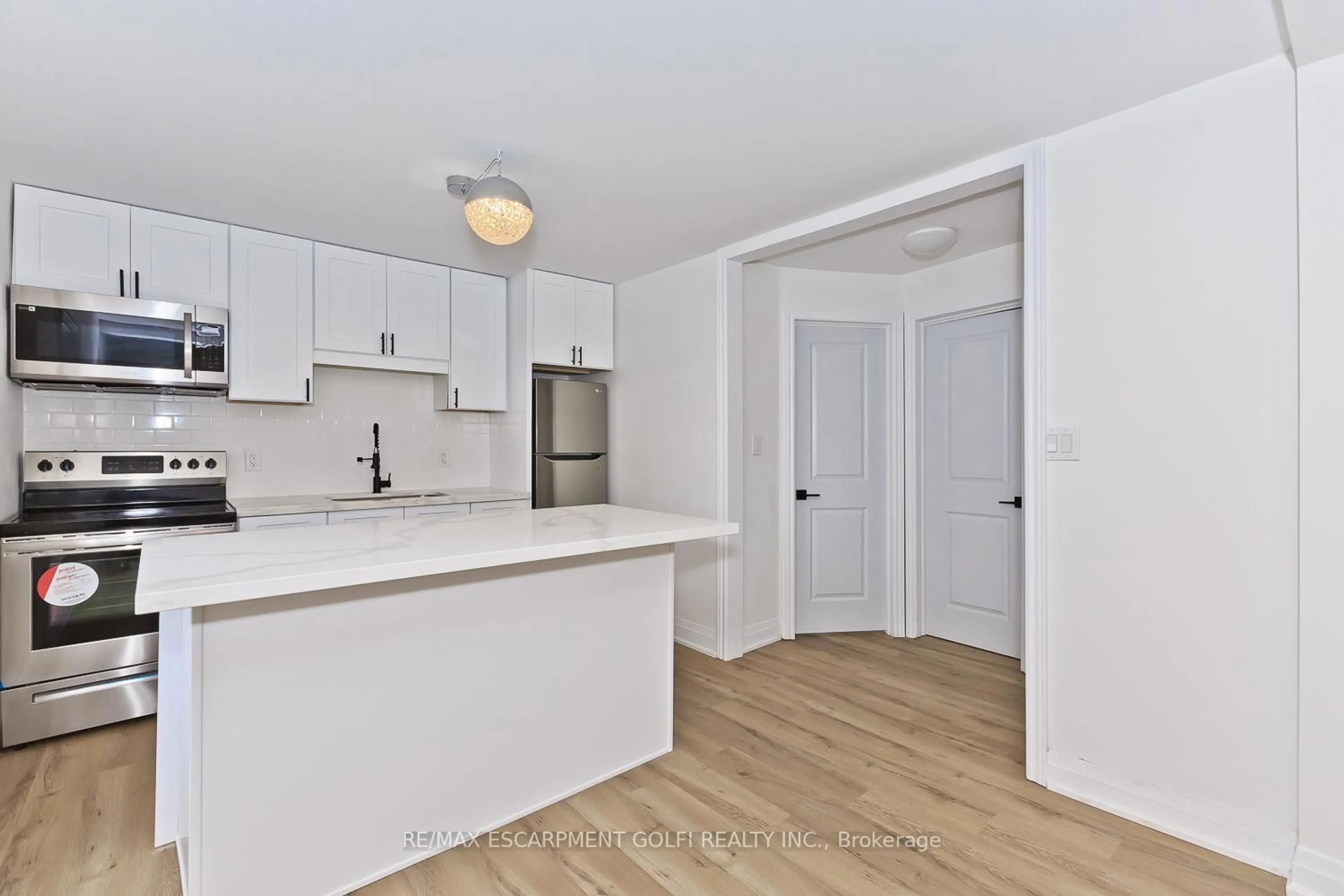 Standard kitchen, unknown for 4743 Ryerson Cres, Niagara Falls Ontario L2E 1E6