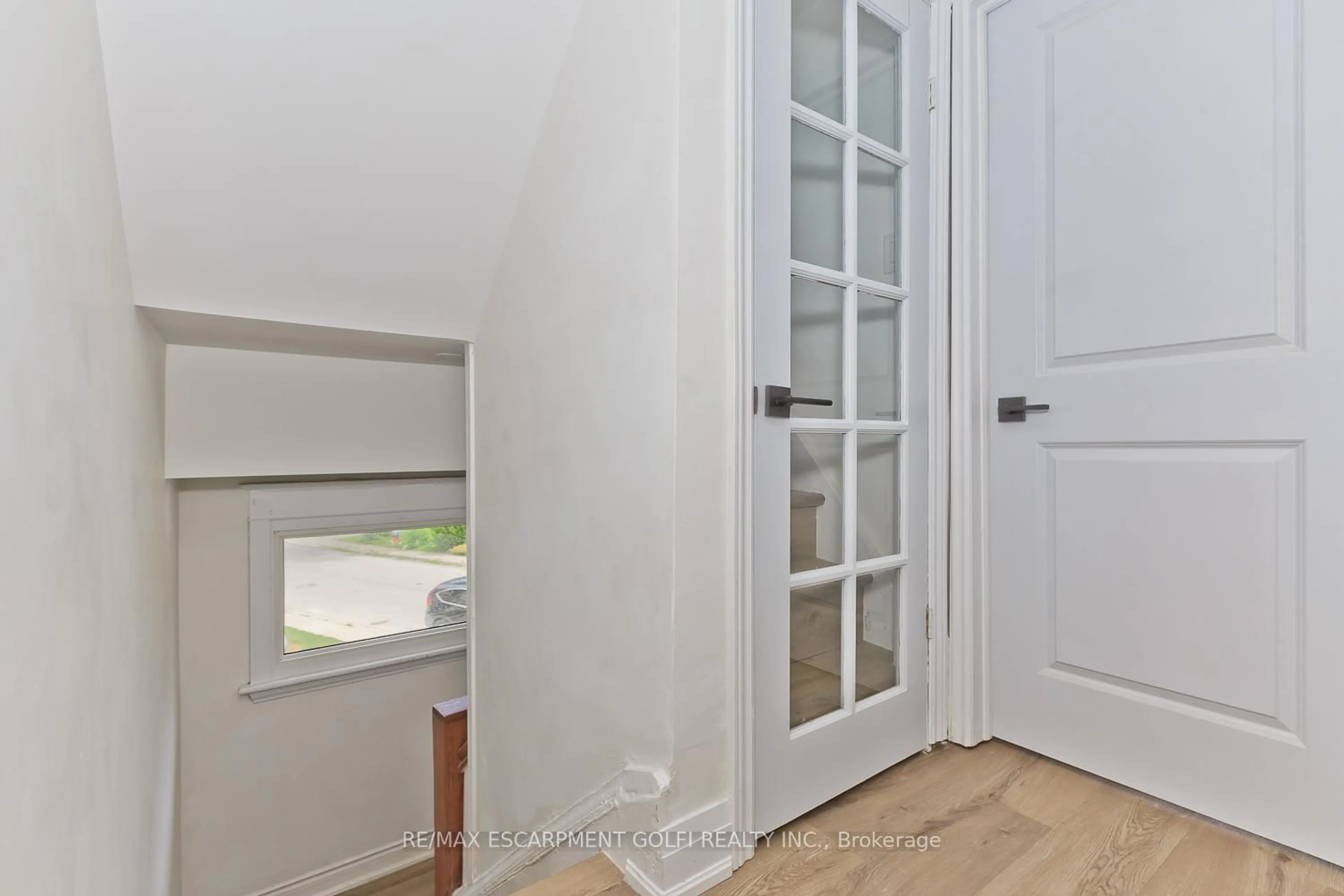 Indoor entryway for 4743 Ryerson Cres, Niagara Falls Ontario L2E 1E6