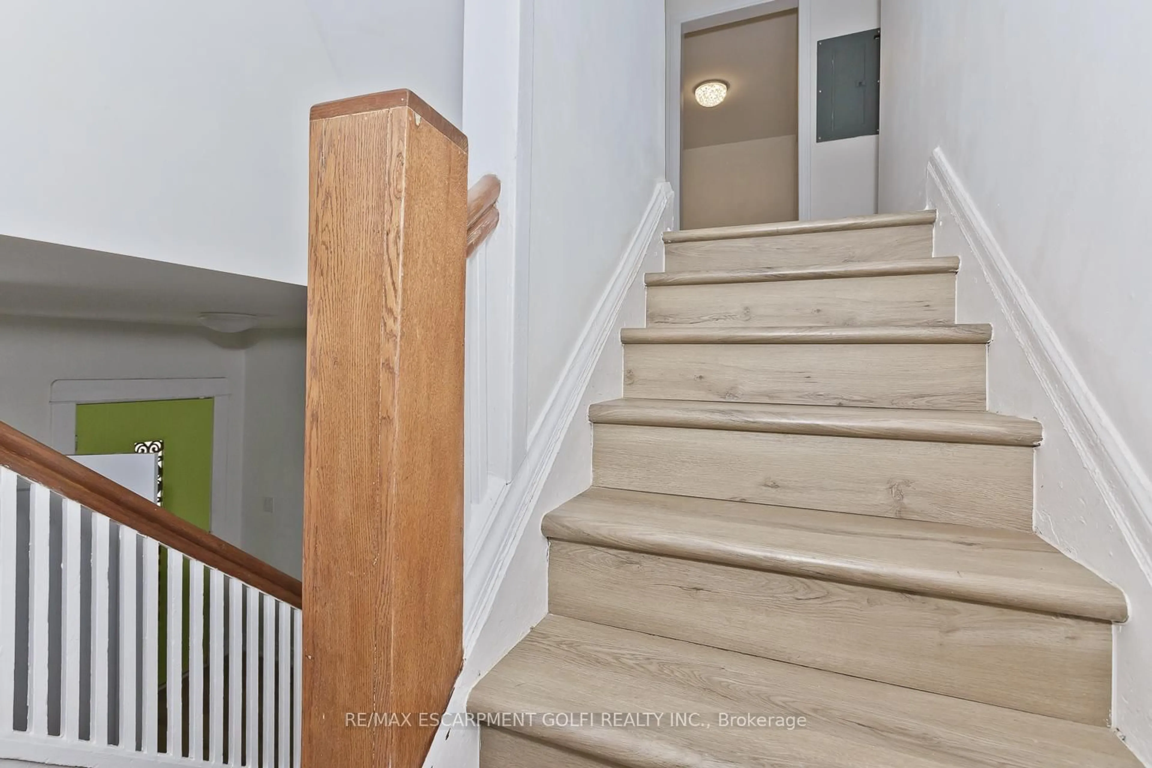 Stairs for 4743 Ryerson Cres, Niagara Falls Ontario L2E 1E6