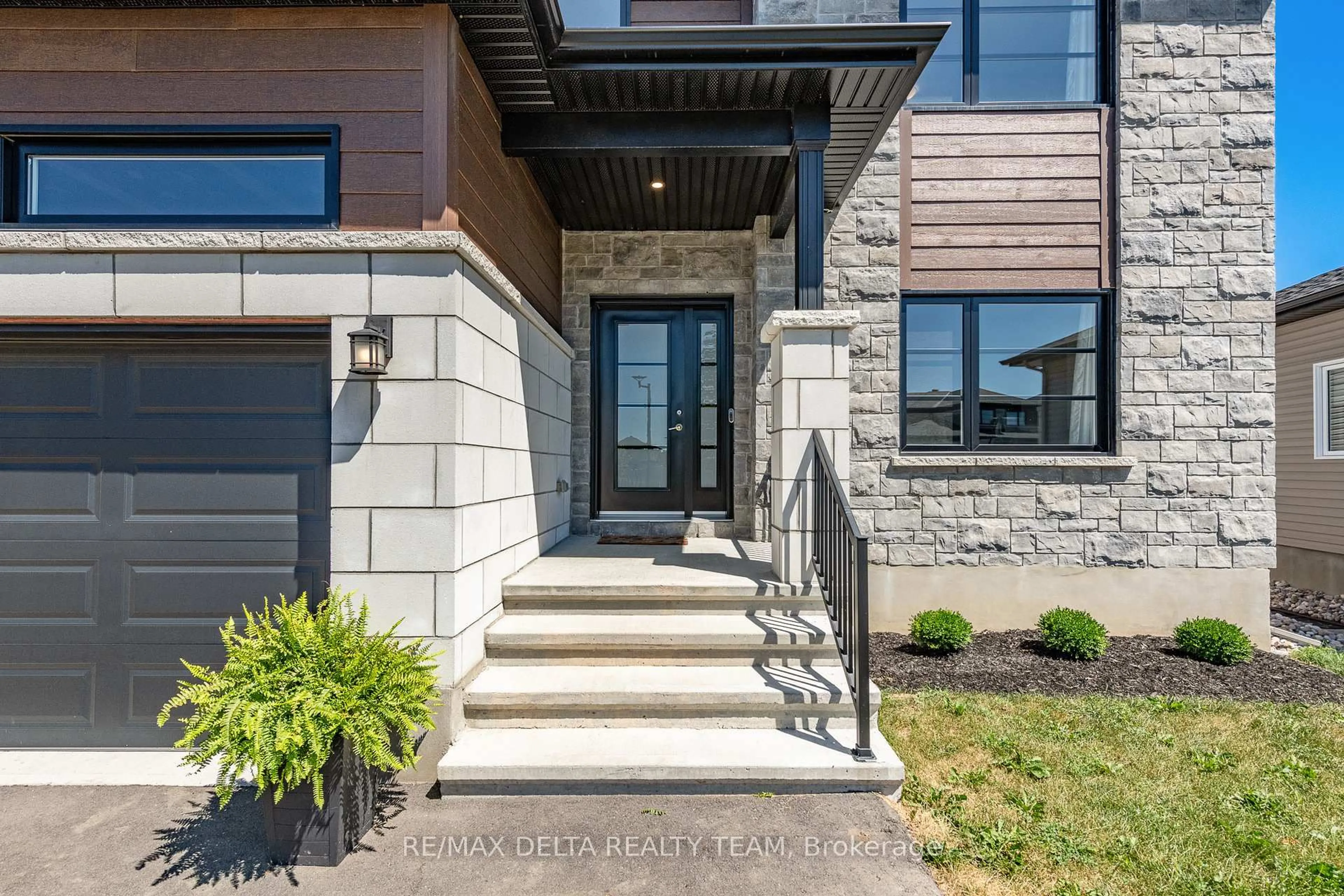 Unknown for 688 Geneva Cres, Russell Ontario K0A 1W0