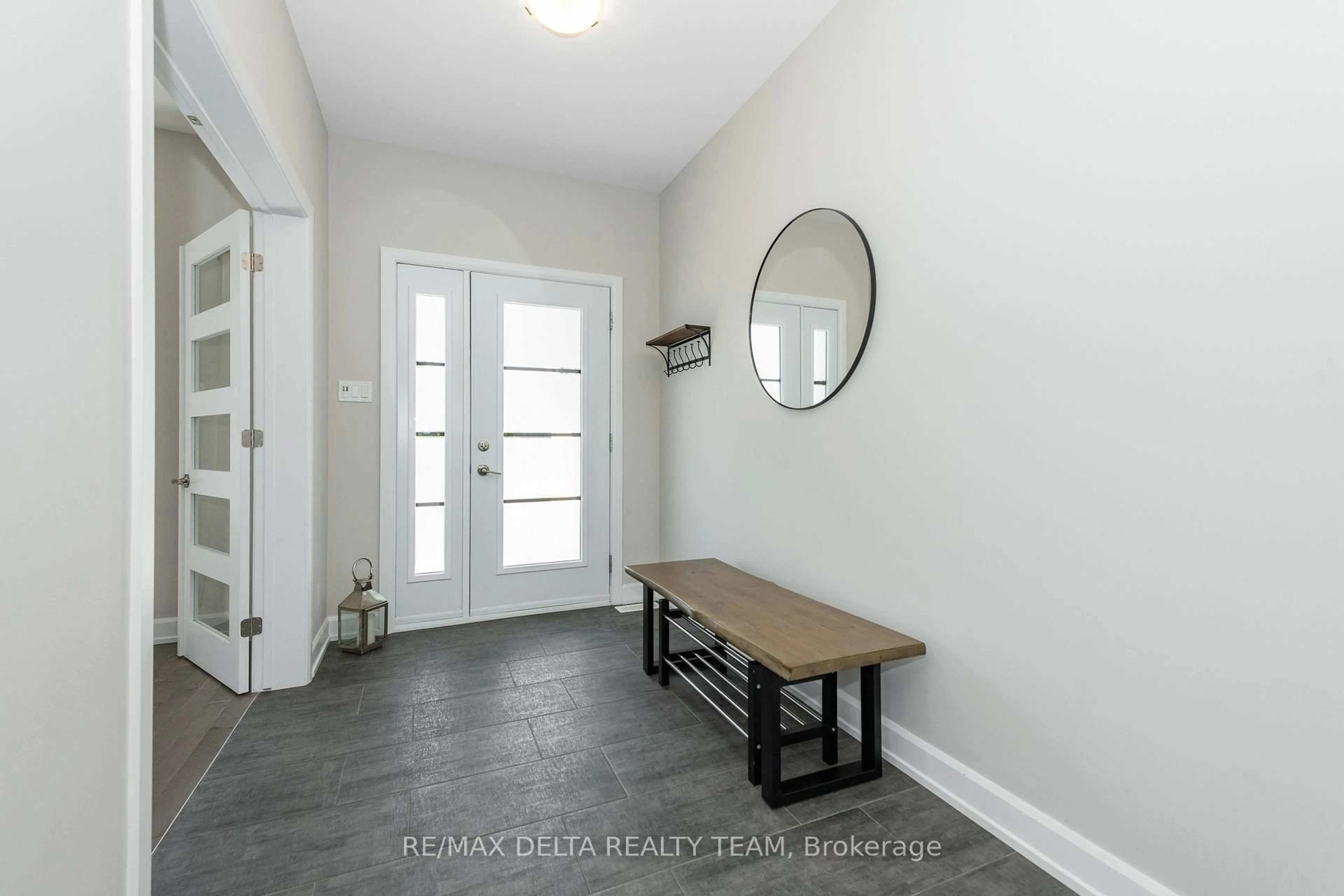 Indoor entryway for 688 Geneva Cres, Russell Ontario K0A 1W0