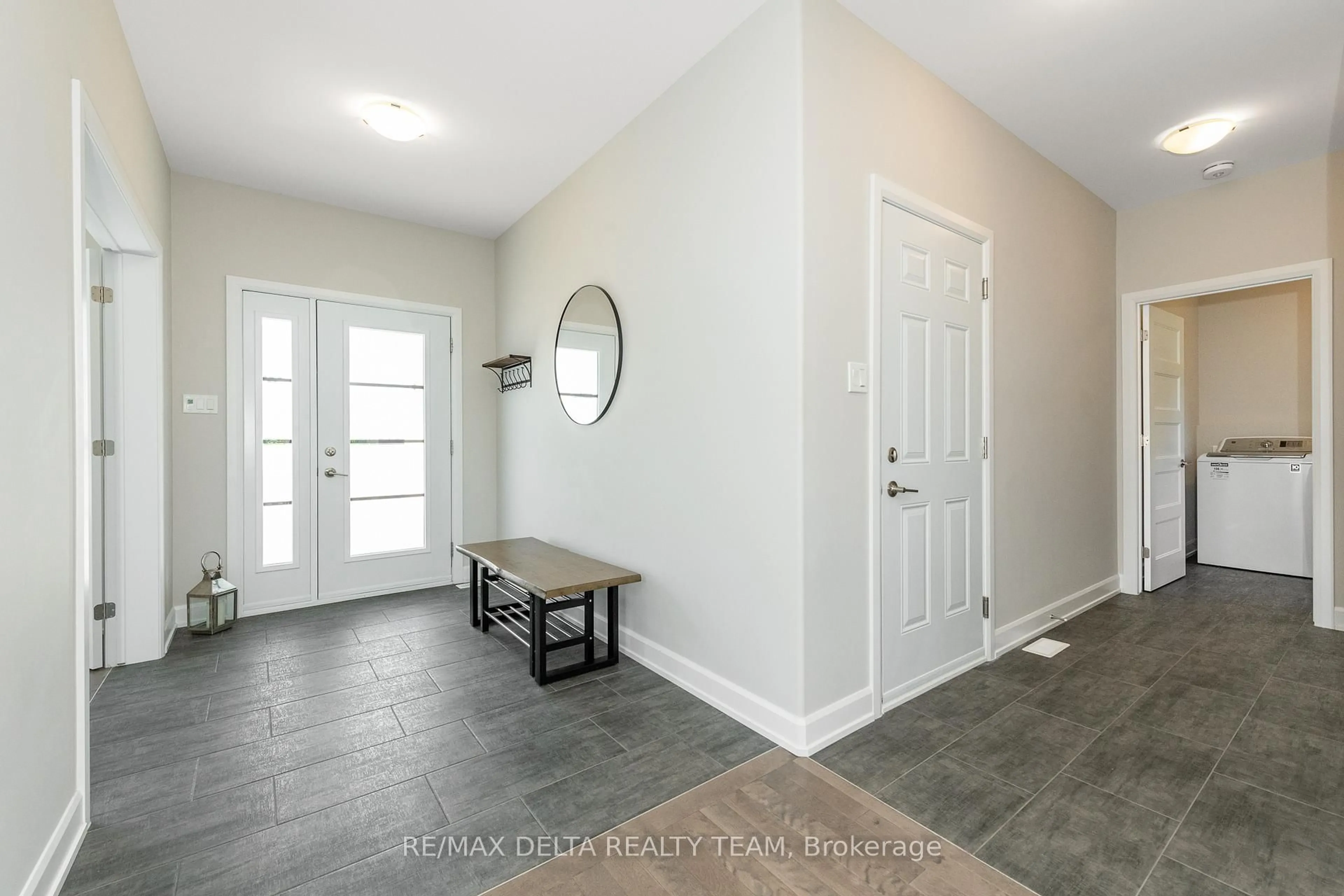 Indoor entryway for 688 Geneva Cres, Russell Ontario K0A 1W0