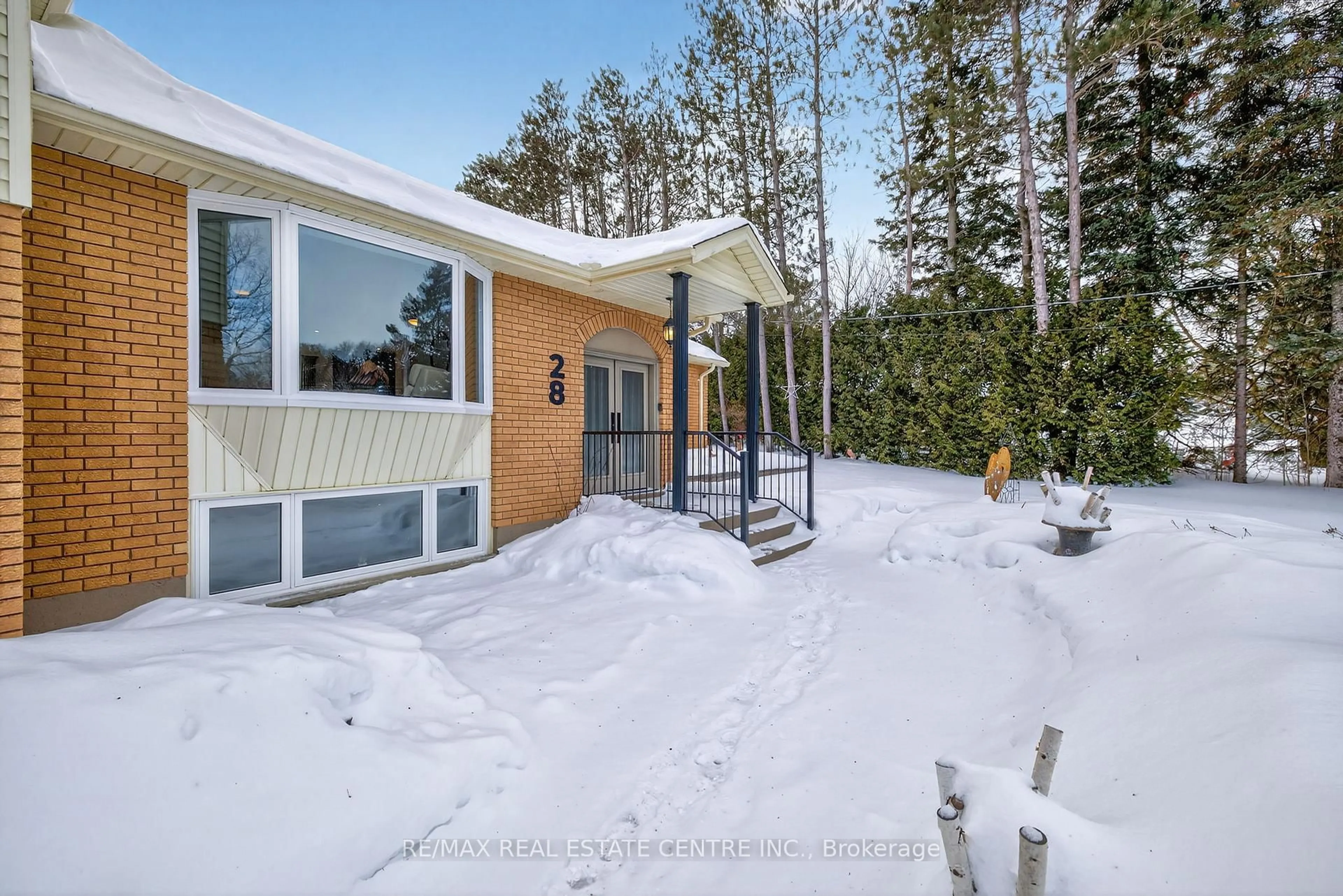 Patio, unknown for 28 Starrview Cres, Orangeville Ontario L9W 3B1