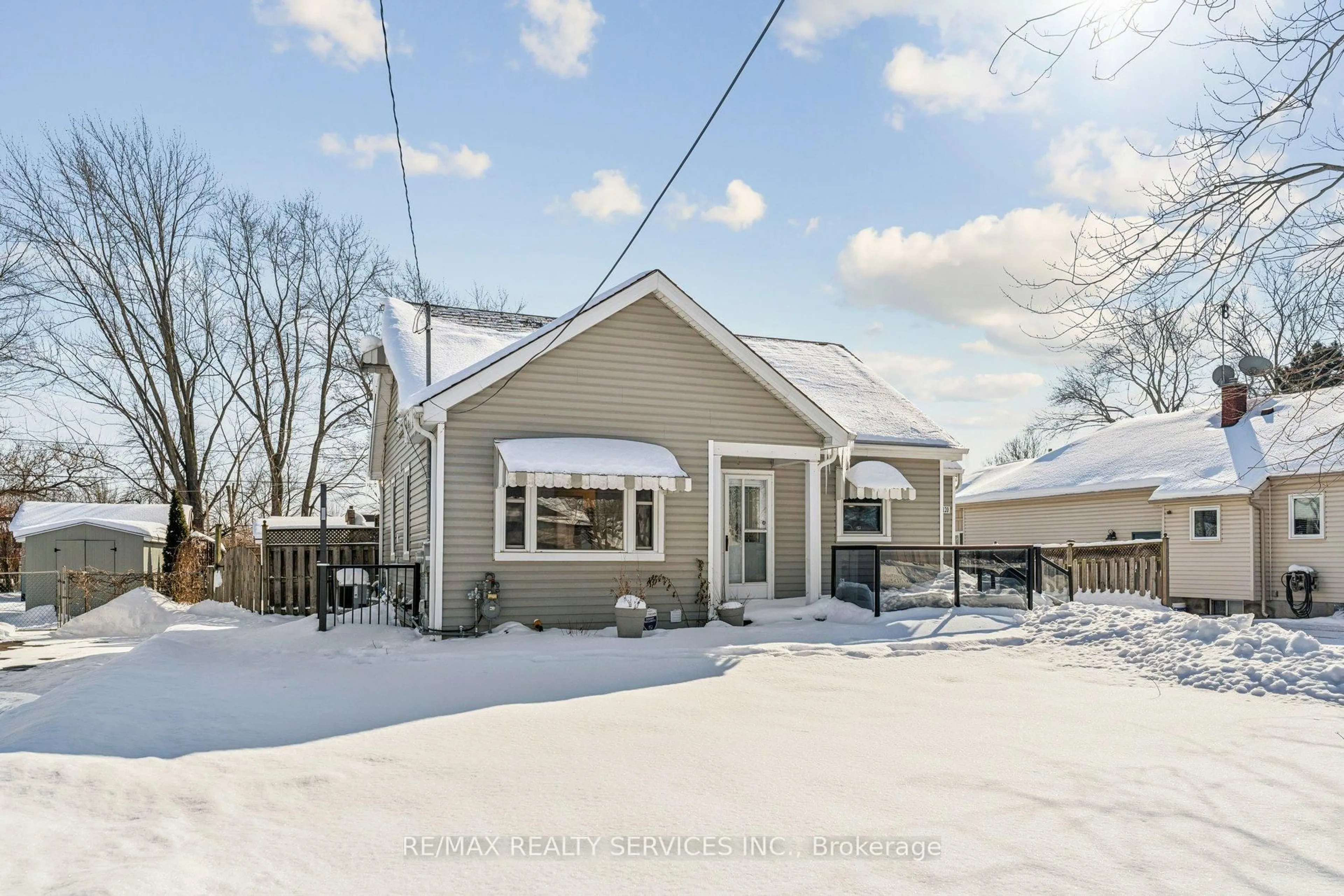 A pic from outside/outdoor area/front of a property/back of a property/a pic from drone, street for 4120 Wellington St, Niagara Falls Ontario L2G 6L7