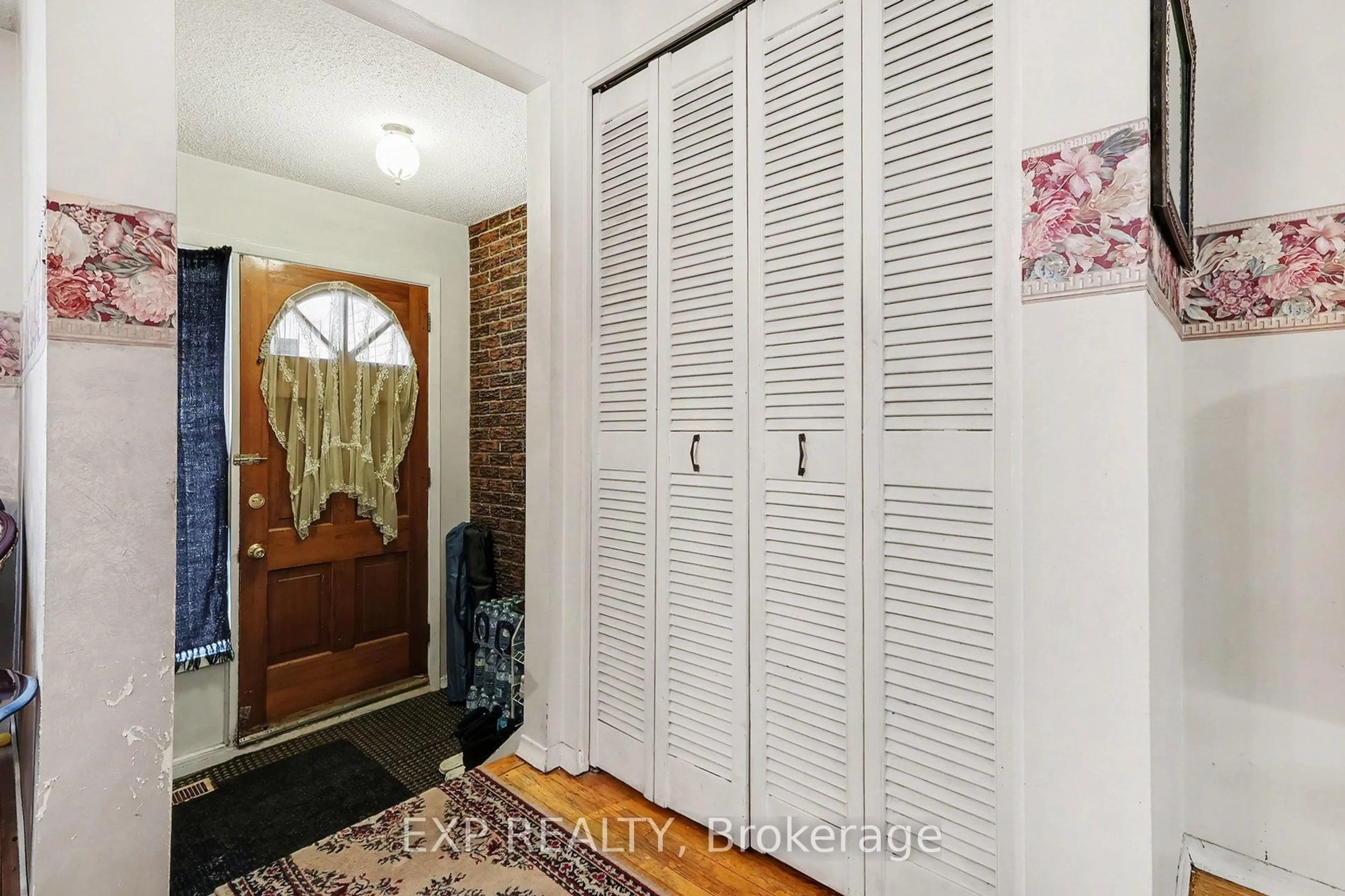 Indoor entryway for 2211 St Laurent Blvd, Ottawa Ontario K1G 1B1