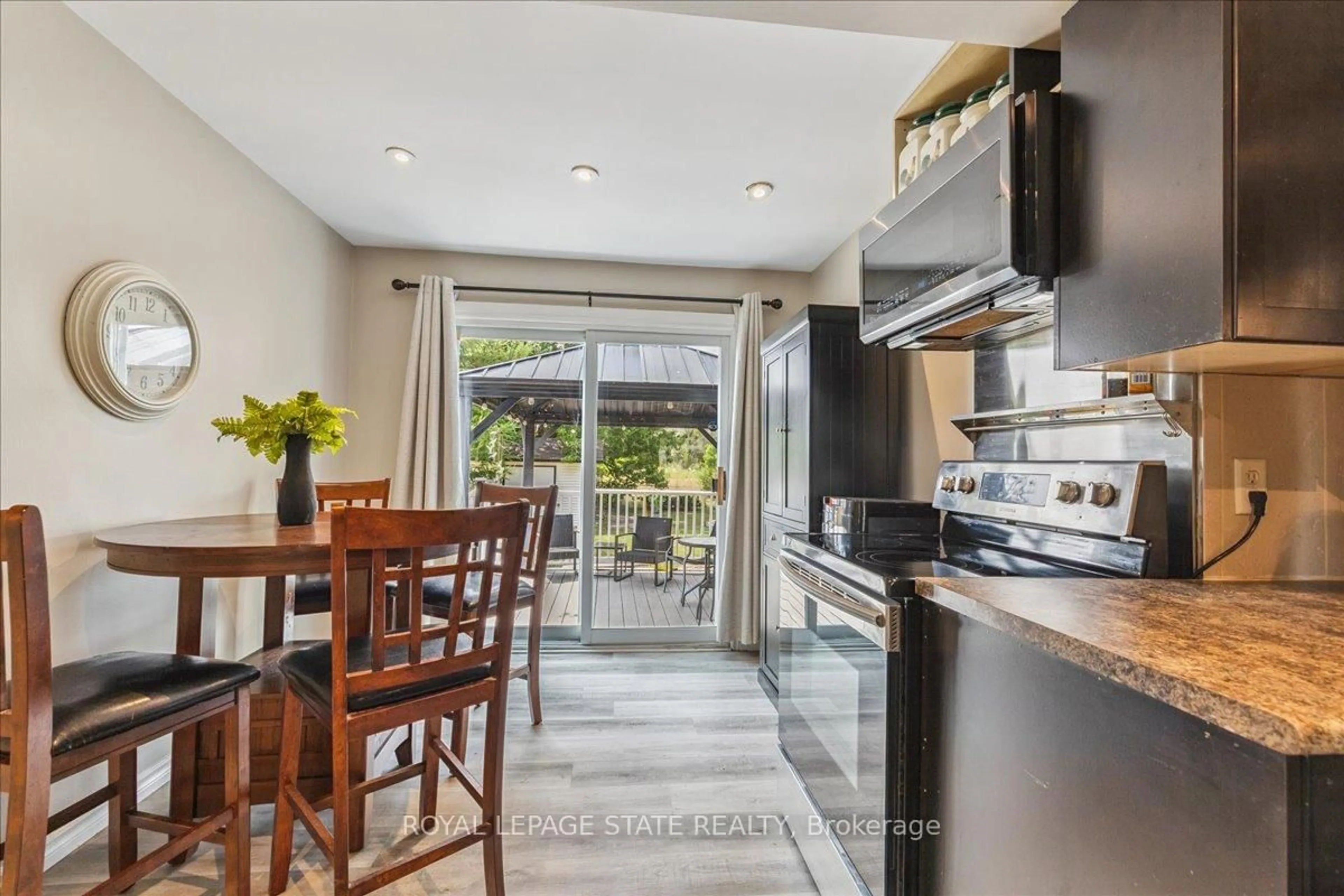 Open concept kitchen, ceramic/tile floor for 1591 Merrittville Highway, Thorold Ontario L3B 5N5