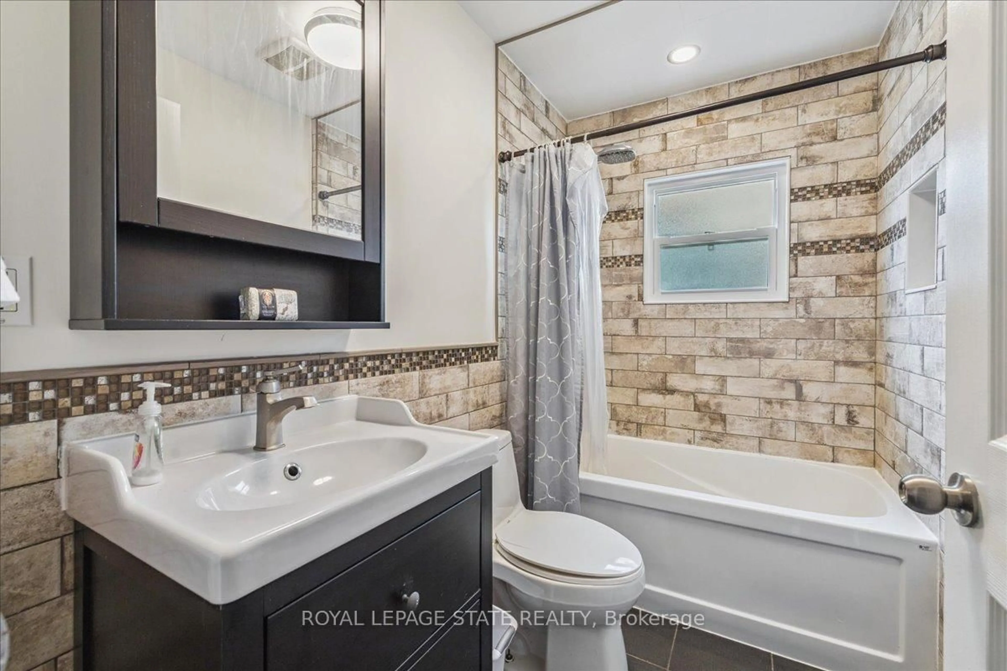 Contemporary bathroom, ceramic/tile floor for 1591 Merrittville Highway, Thorold Ontario L3B 5N5