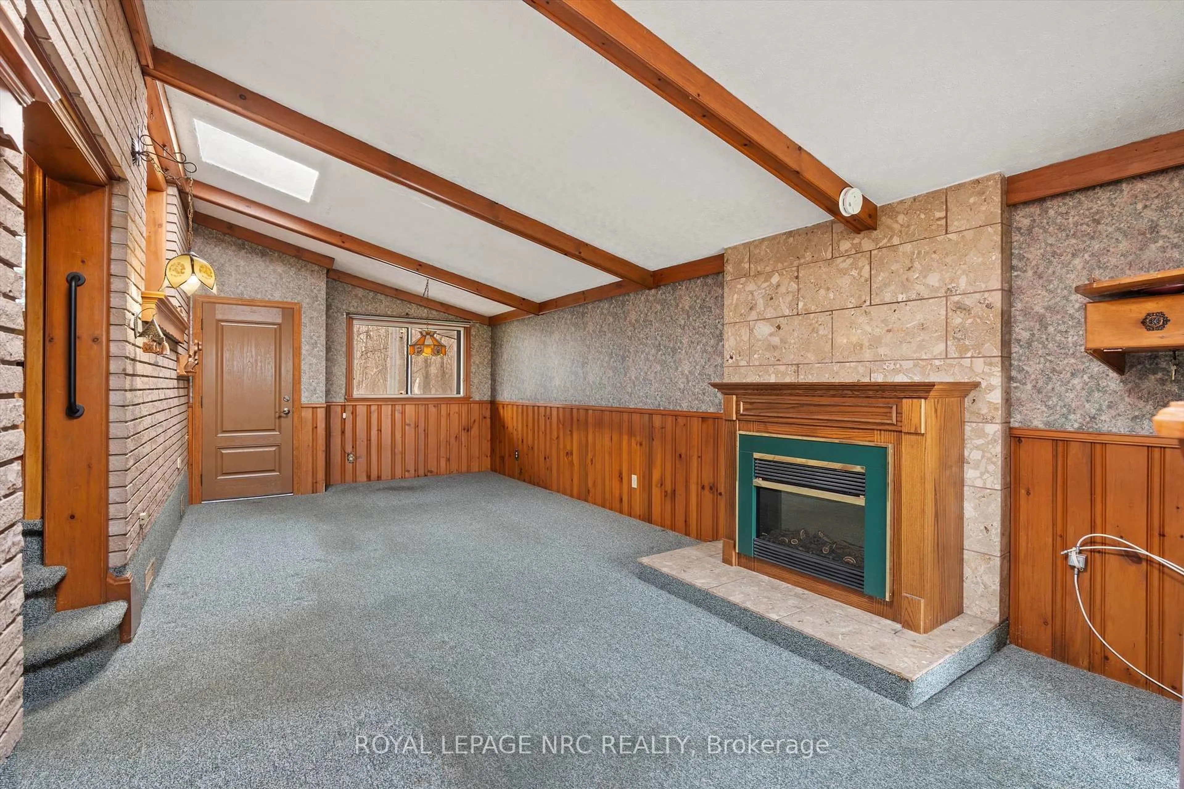 Indoor foyer for 4119 Aberdeen Rd, Lincoln Ontario L3J 0N6