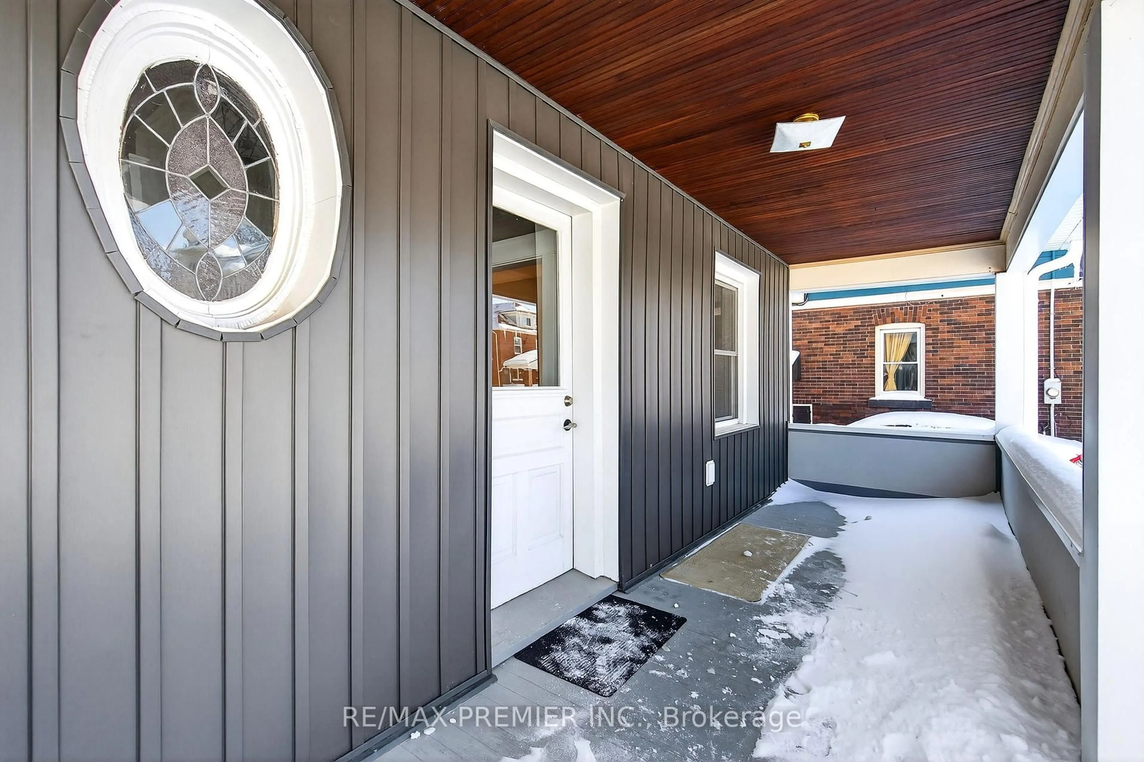 Indoor entryway for 4848 Second Ave, Niagara Falls Ontario L2E 4J1