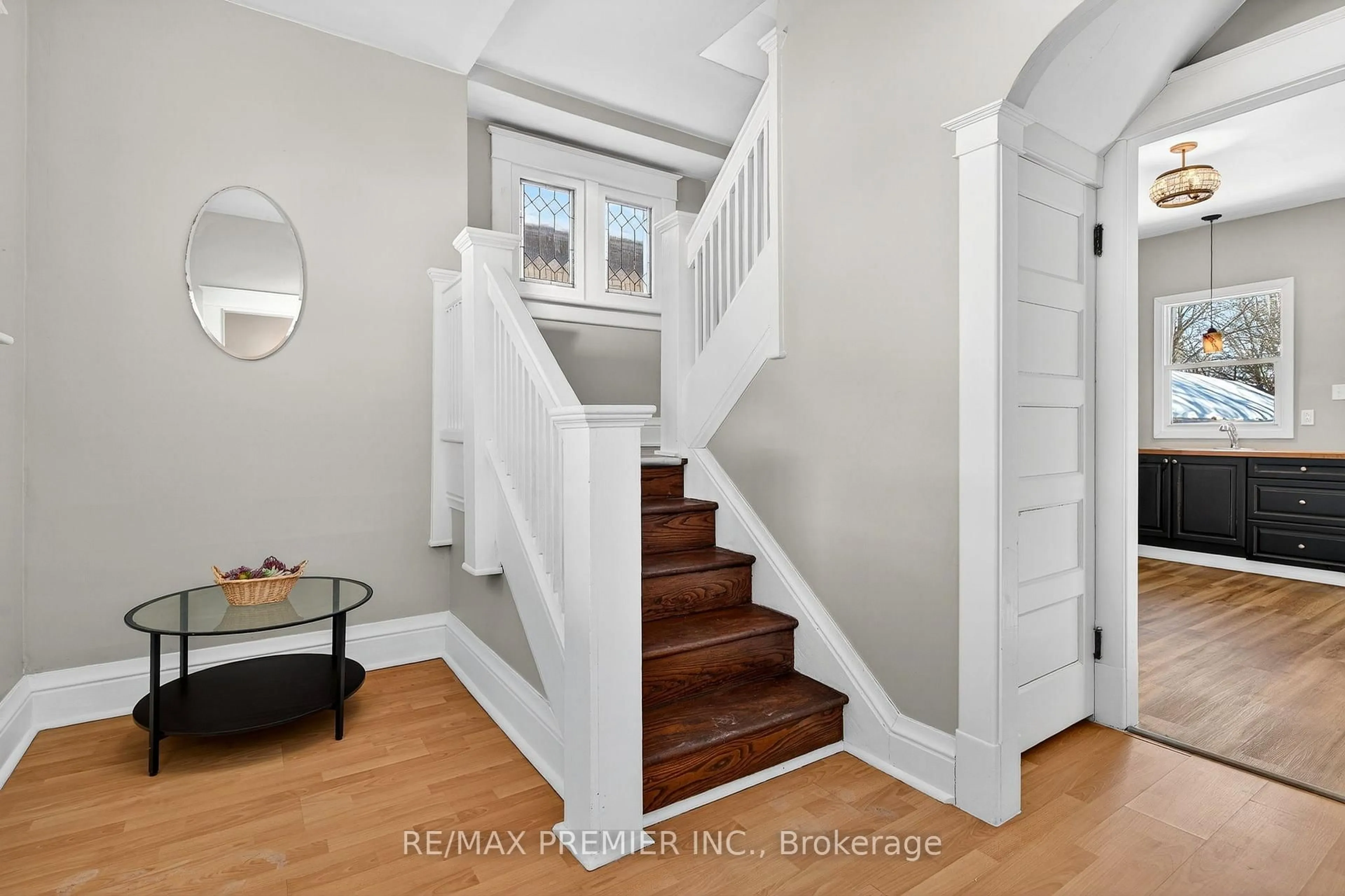 Indoor entryway for 4848 Second Ave, Niagara Falls Ontario L2E 4J1