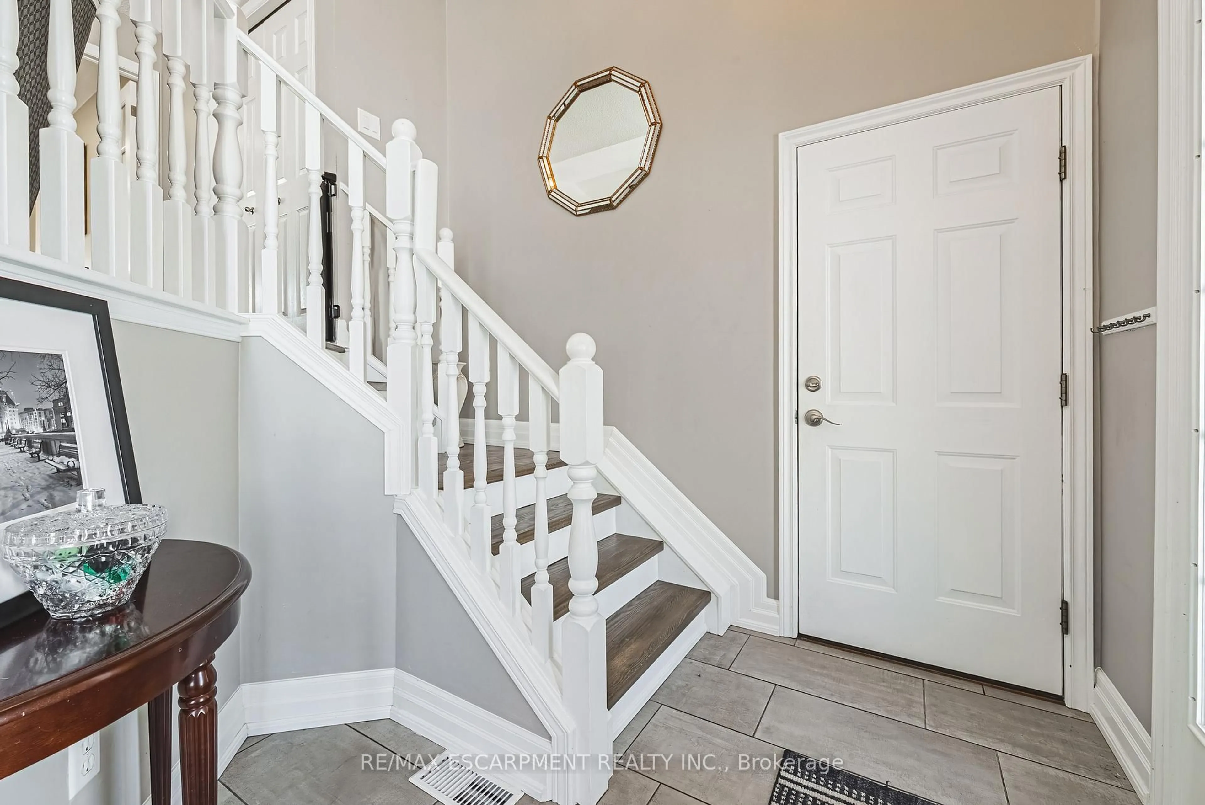 Indoor entryway for 47 Fuller Dr, Haldimand Ontario N3W 2M2