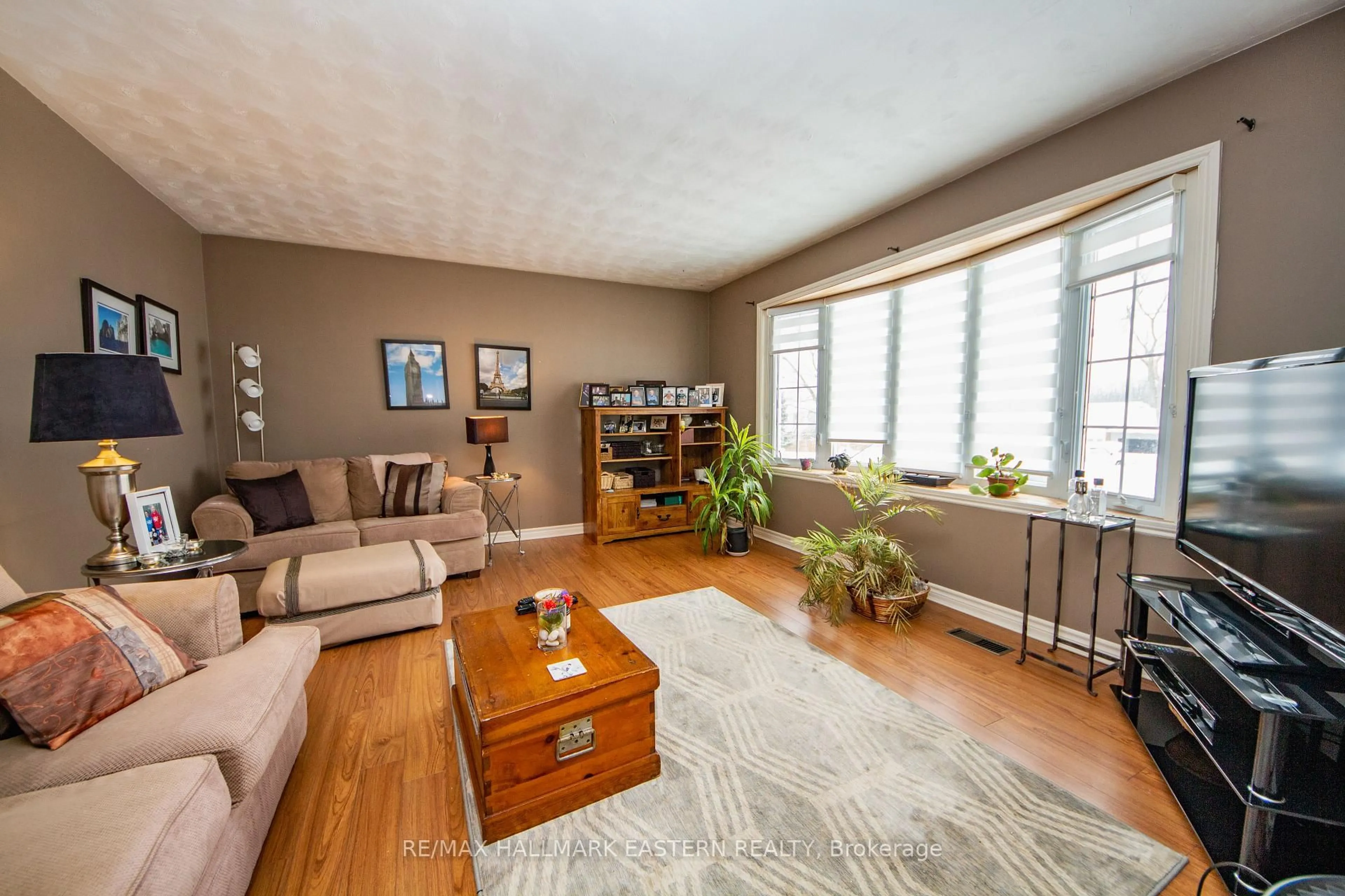 Living room with furniture, wood/laminate floor for 664 Deerfield Cres, Selwyn Ontario K0L 1T0