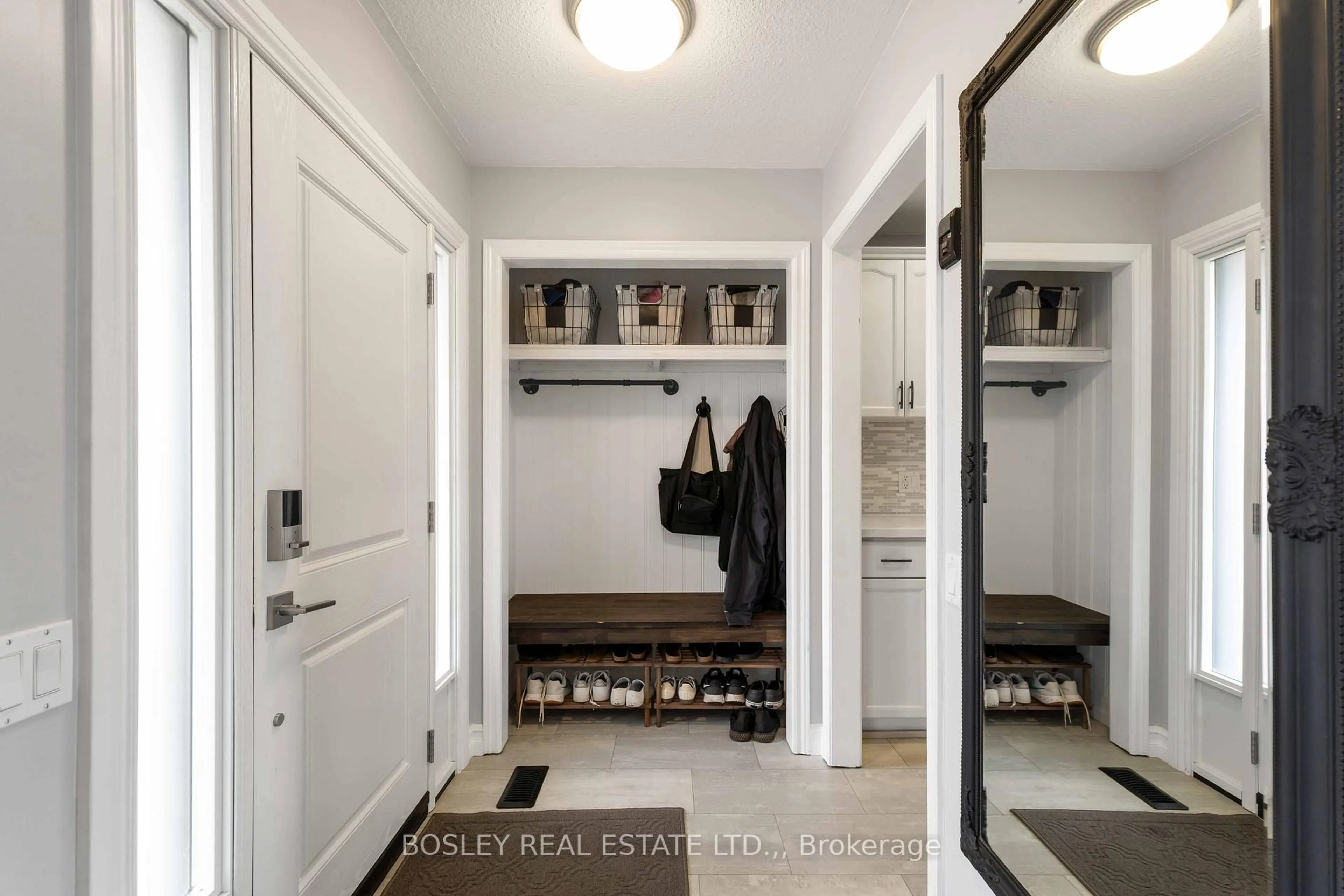 Indoor entryway for 7733 Alpine Dr, Niagara Falls Ontario L2H 3B6