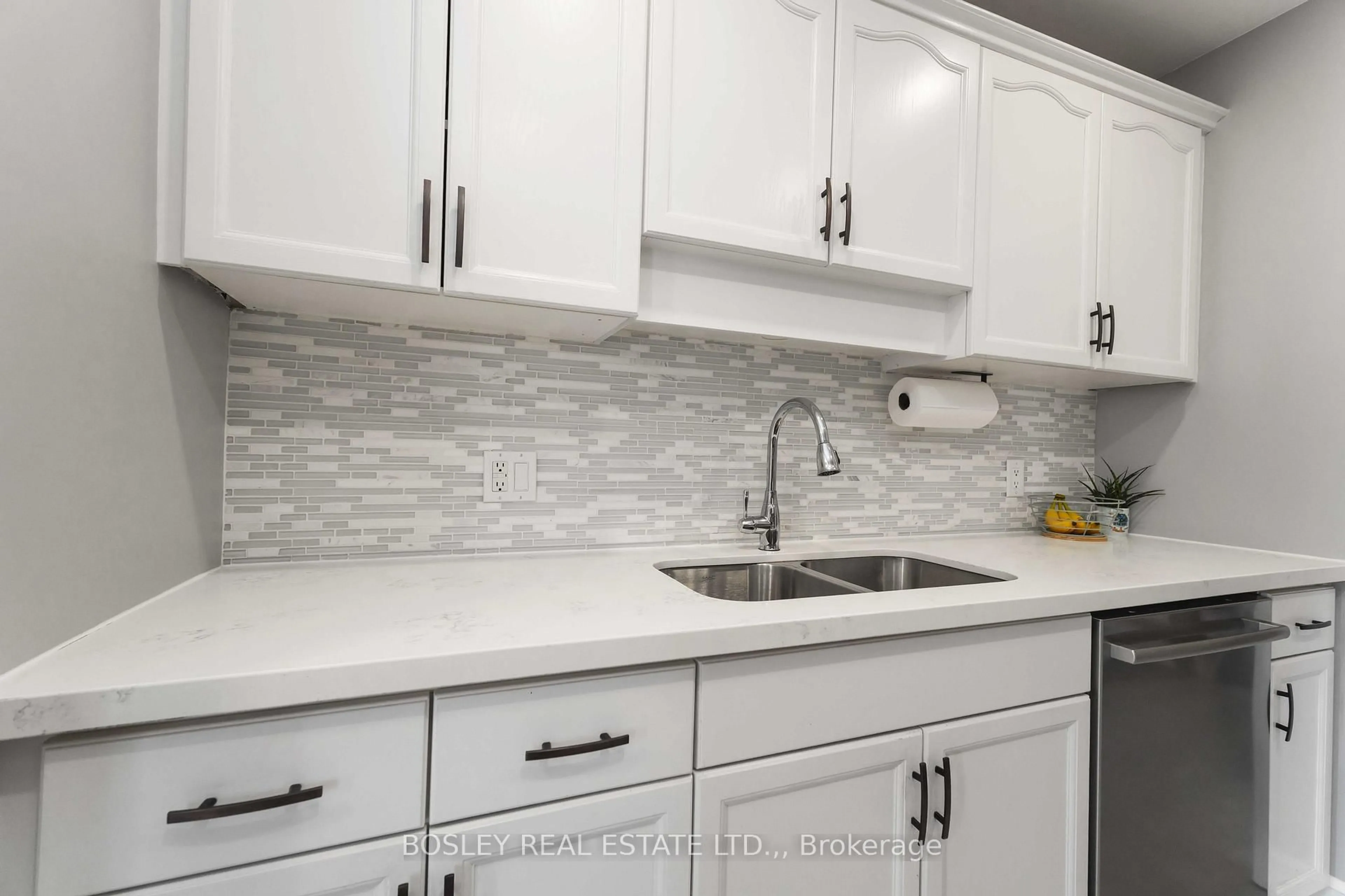 Standard kitchen, ceramic/tile floor for 7733 Alpine Dr, Niagara Falls Ontario L2H 3B6