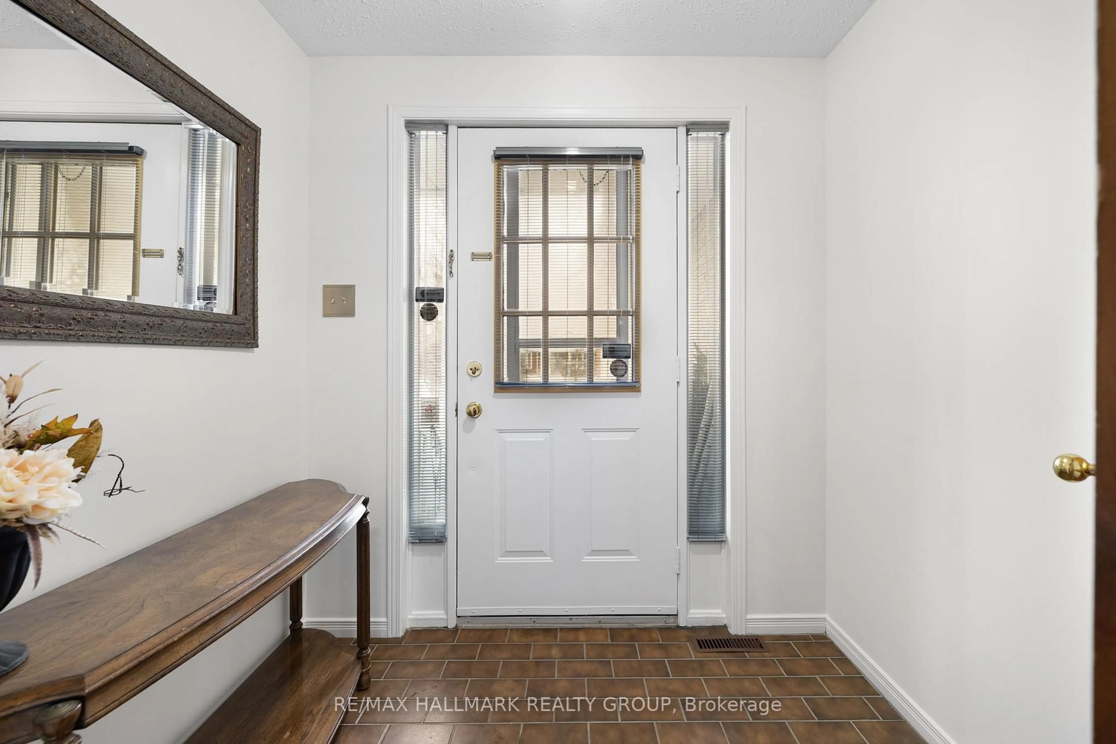 Indoor entryway for 944 Greenbriar Ave, Ottawa Ontario K2C 3V7