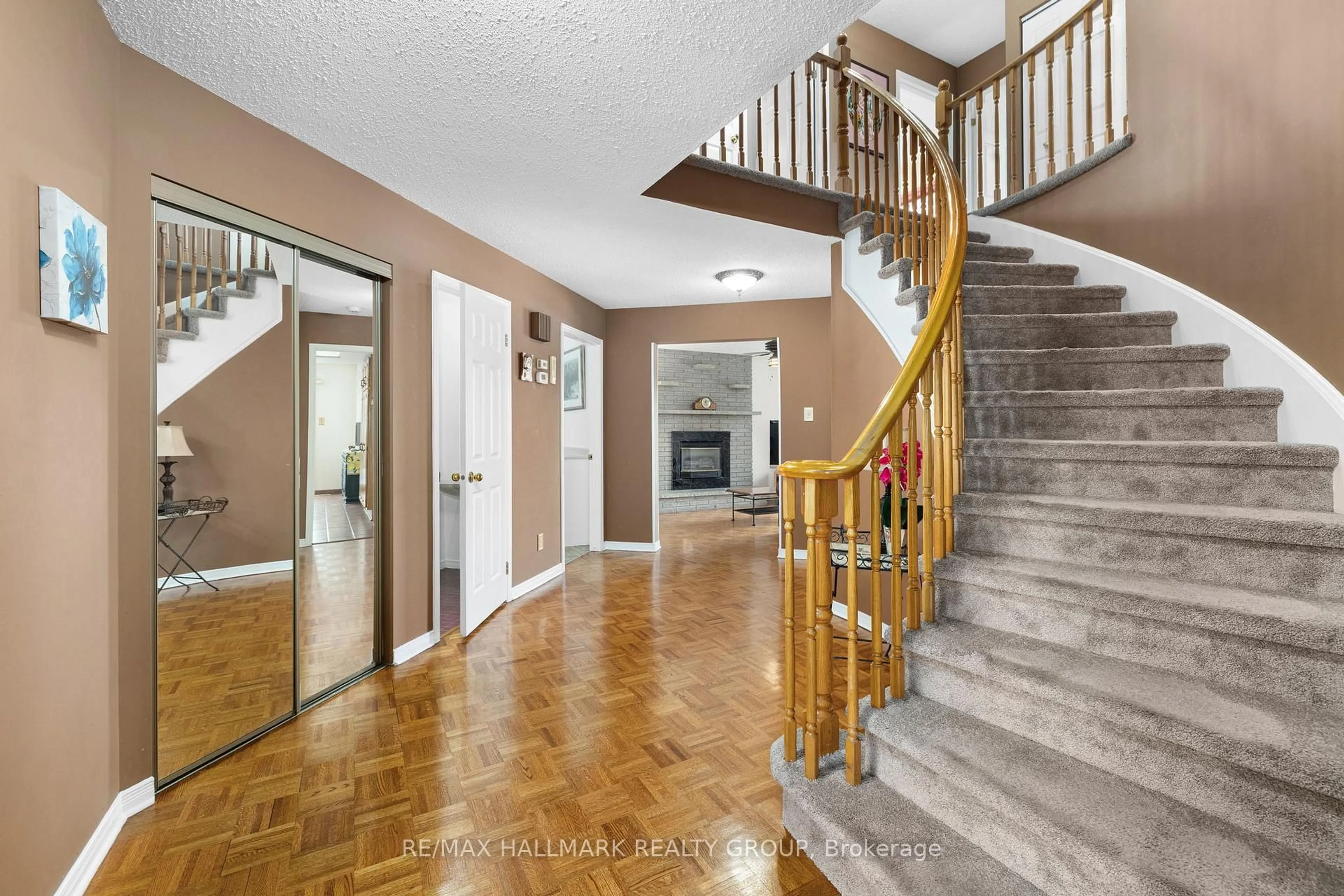 Indoor foyer for 944 Greenbriar Ave, Ottawa Ontario K2C 3V7