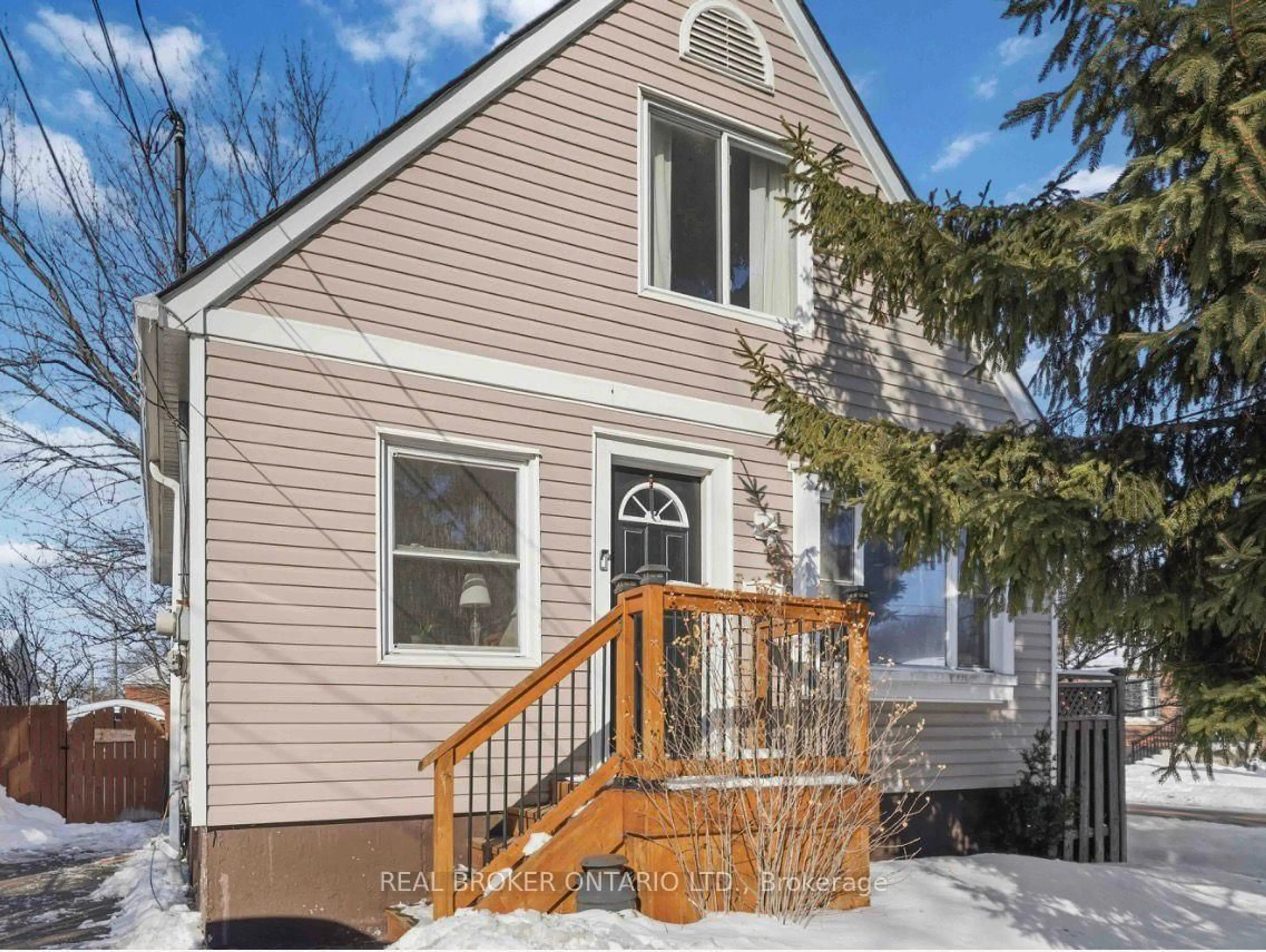 Home with vinyl exterior material, street for 182 East 33rd St, Hamilton Ontario L8V 3T6