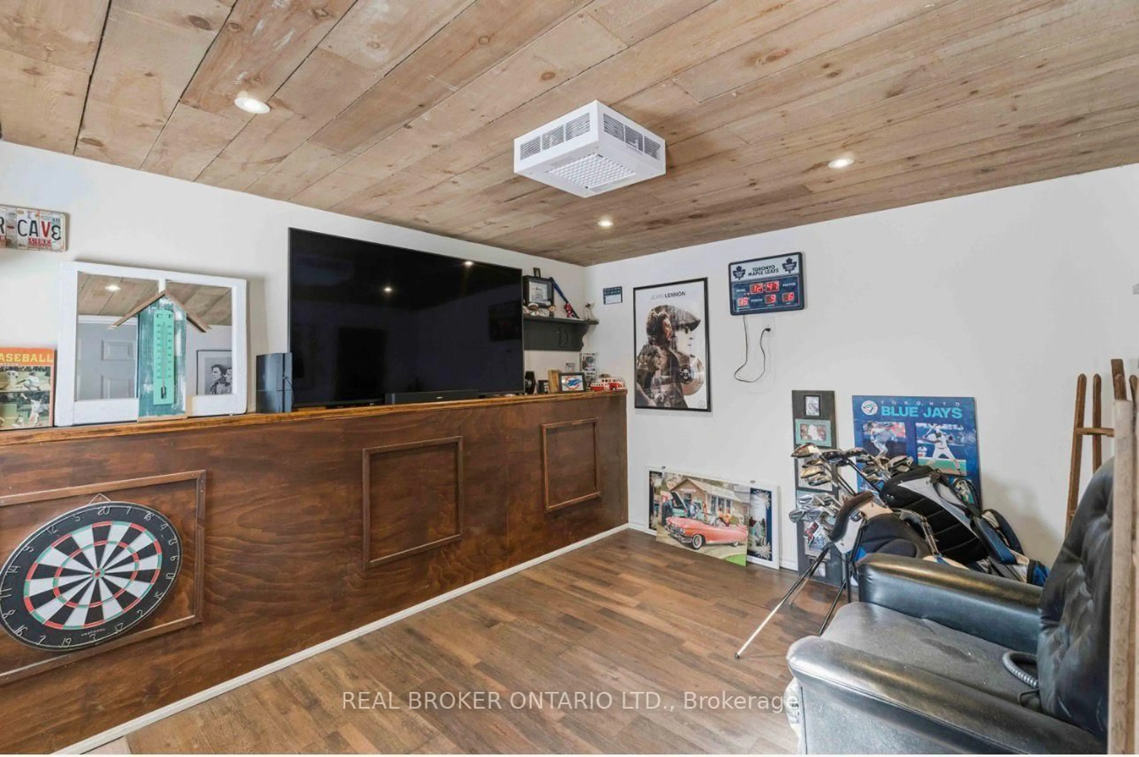 Home theater for 182 East 33rd St, Hamilton Ontario L8V 3T6