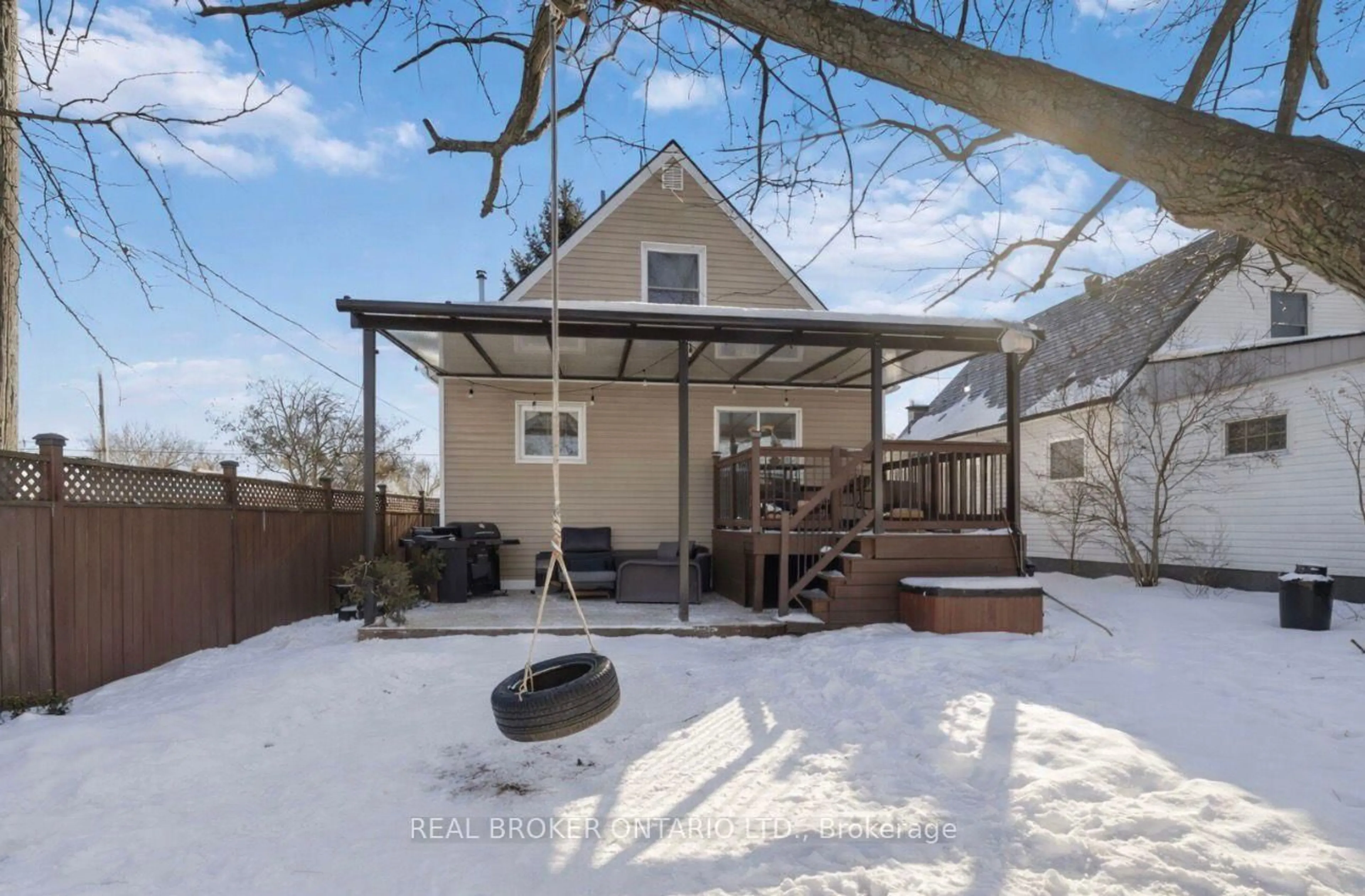 Patio, street for 182 East 33rd St, Hamilton Ontario L8V 3T6