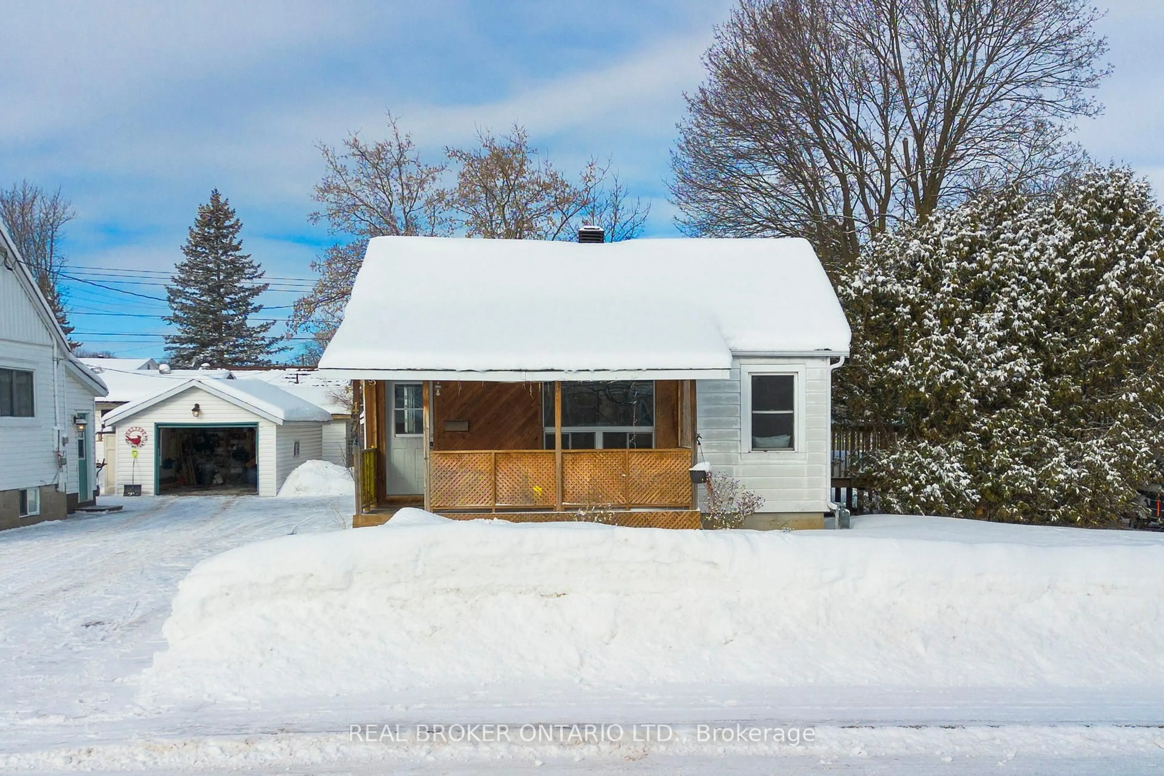 A pic from outside/outdoor area/front of a property/back of a property/a pic from drone, street for 47 Pine St, Smiths Falls Ontario K7A 3T7