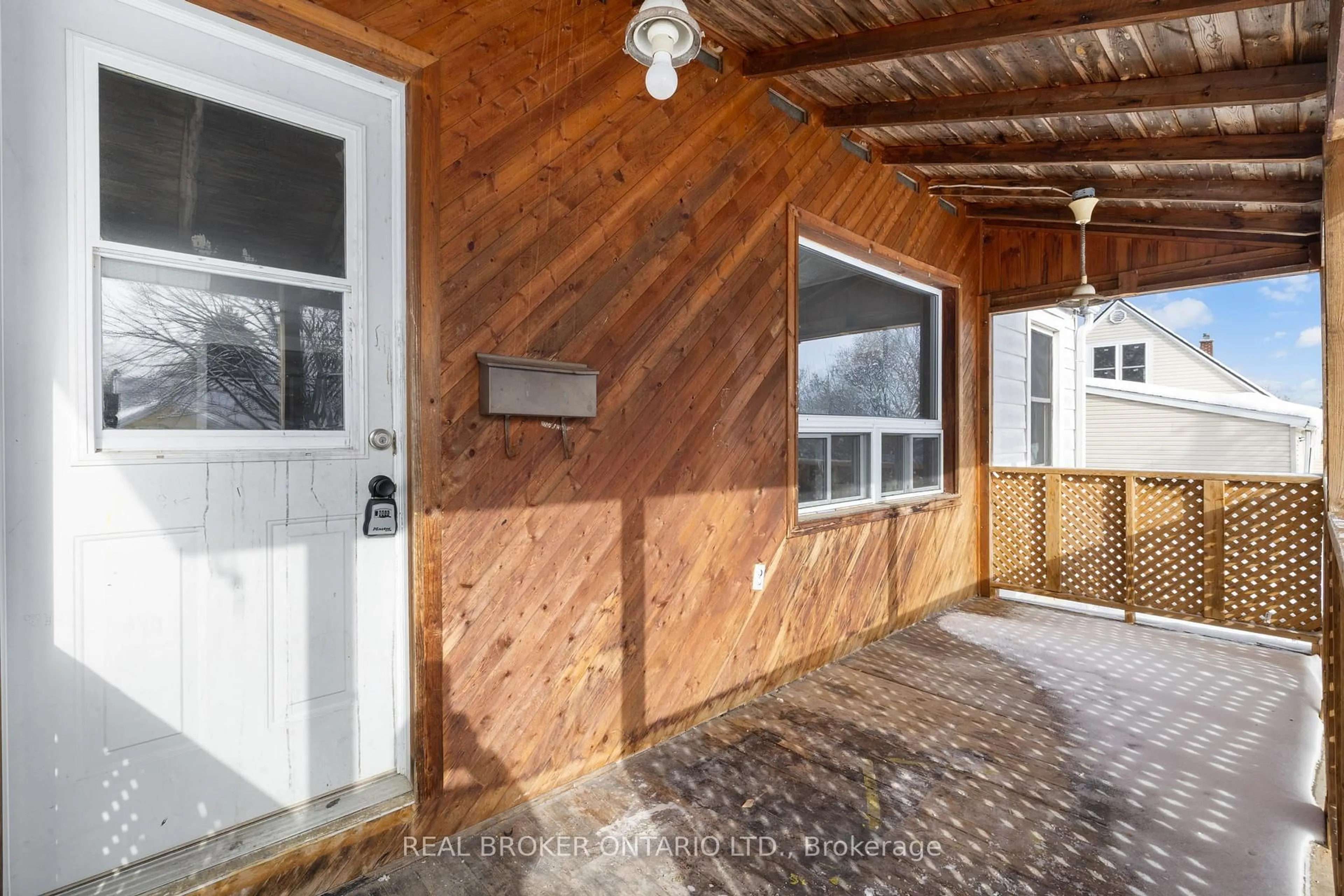Indoor entryway for 47 Pine St, Smiths Falls Ontario K7A 3T7